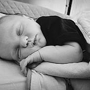 Ellie a rejoint le concours — aidez-le/la à gagner de superbes lots ! baby, infant, newborn, sleeping, blanket, pillow, bed, face, hand, arm, monochrome, black_and_white, portrait, close_up, peaceful, curled_up, soft_texture, clothing, nursery, resting