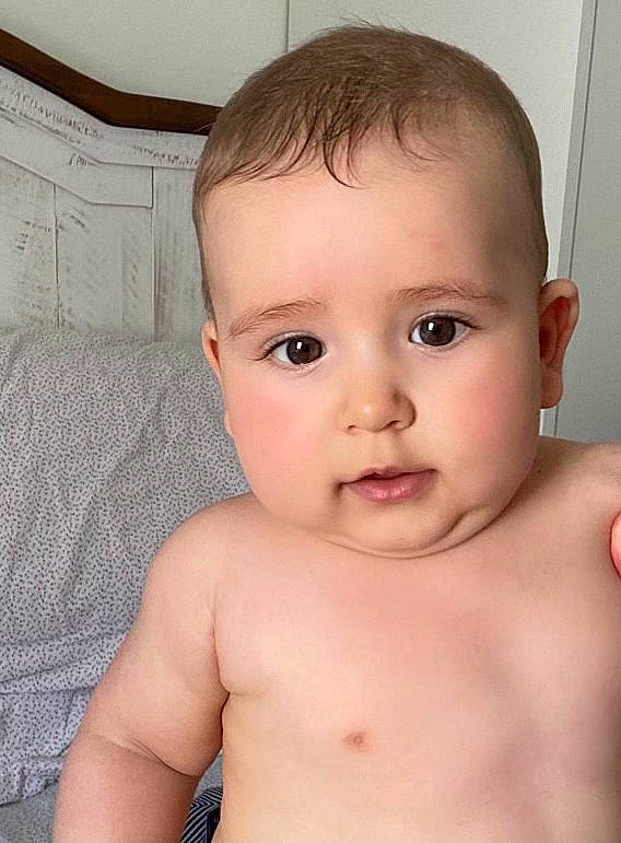 Aman is registered to the contest to win money with this photo: arm, cheek, chin, ear, eye, eyebrow, eyelash, face, forehead, hair, hairstyle, hand, head, human_body, lip, mouth, nose, person, shoulder, skin