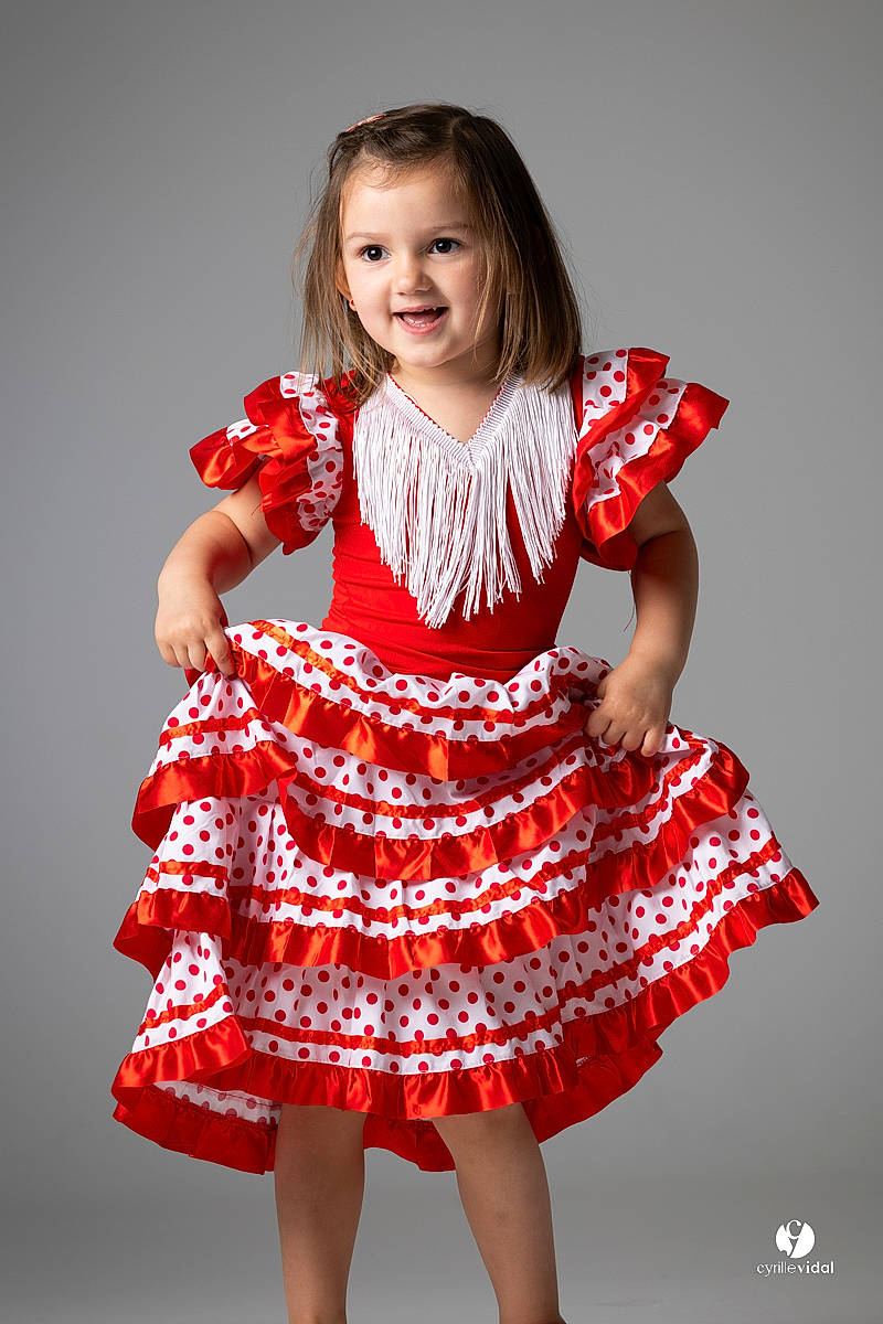 Agathe a rejoint le concours — aidez-le/la à gagner de superbes lots ! arm, day_dress, dress, entertainment, face, fashion_design, flash_photography, happy, joint, joy, leg, neck, one_piece_garment, person, red, shoulder, skin, sleeve, smile, thigh