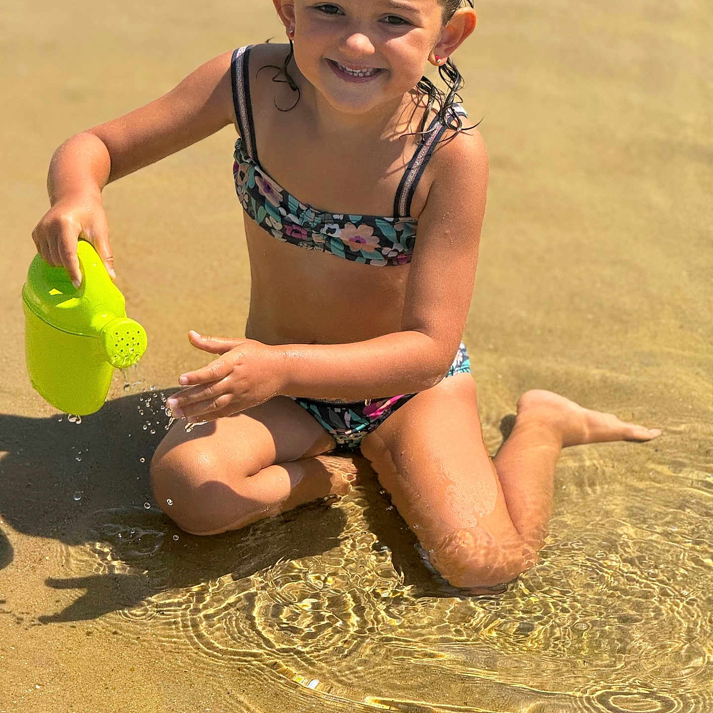 Agathe a rejoint le concours — aidez-le/la à gagner de superbes lots ! beach, bodypart, child, clothing, coast, face, female, finger, girl, head, nature, outdoors, person, photography, portrait, sea, shoreline, summer, swimwear, water