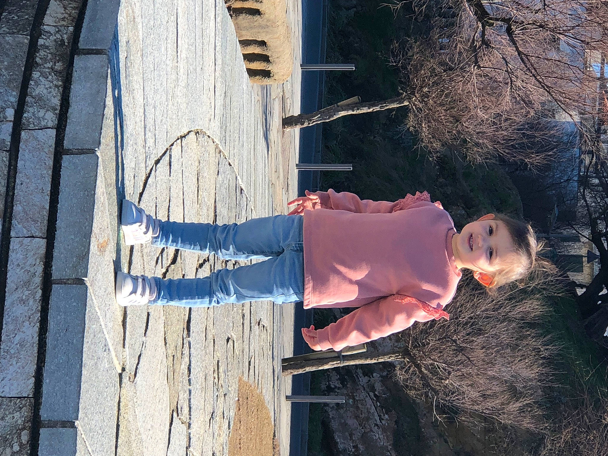 Agathe a rejoint le concours — aidez-le/la à gagner de superbes lots ! daytime, electric_blue, fun, happy, human_leg, joy, leisure, person, plant, road_surface, shadow, sitting, sky, tints_and_shades, tree, wood