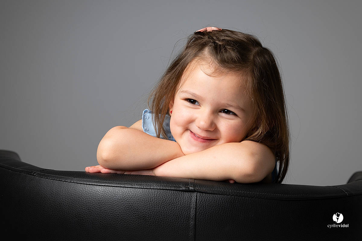 Agathe participe au concours pour gagner de l'argent avec cette photo : automotive_design, baby, bathing, black_hair, child, comfort, elbow, eyelash, flash_photography, fun, hair, happy, human_body, human_leg, joy, person, portrait_photography, room, sitting, smile