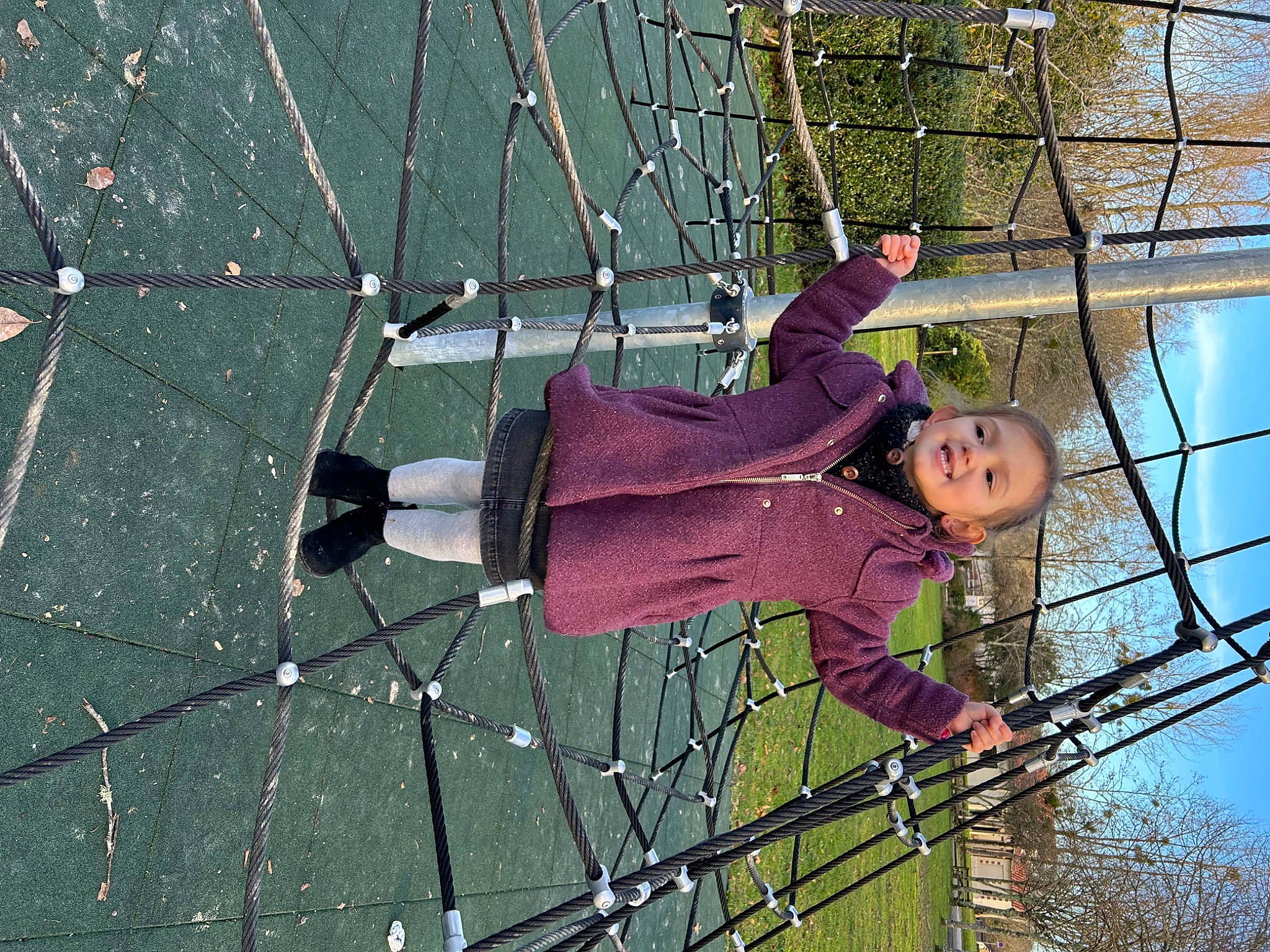 Agathe a rejoint le concours — aidez-le/la à gagner de superbes lots ! branch, electricity, event, fun, human_body, joy, leisure, line, magenta, mesh, organism, pattern, person, plant, public_utility, recreation, rope, smile, tree, twig