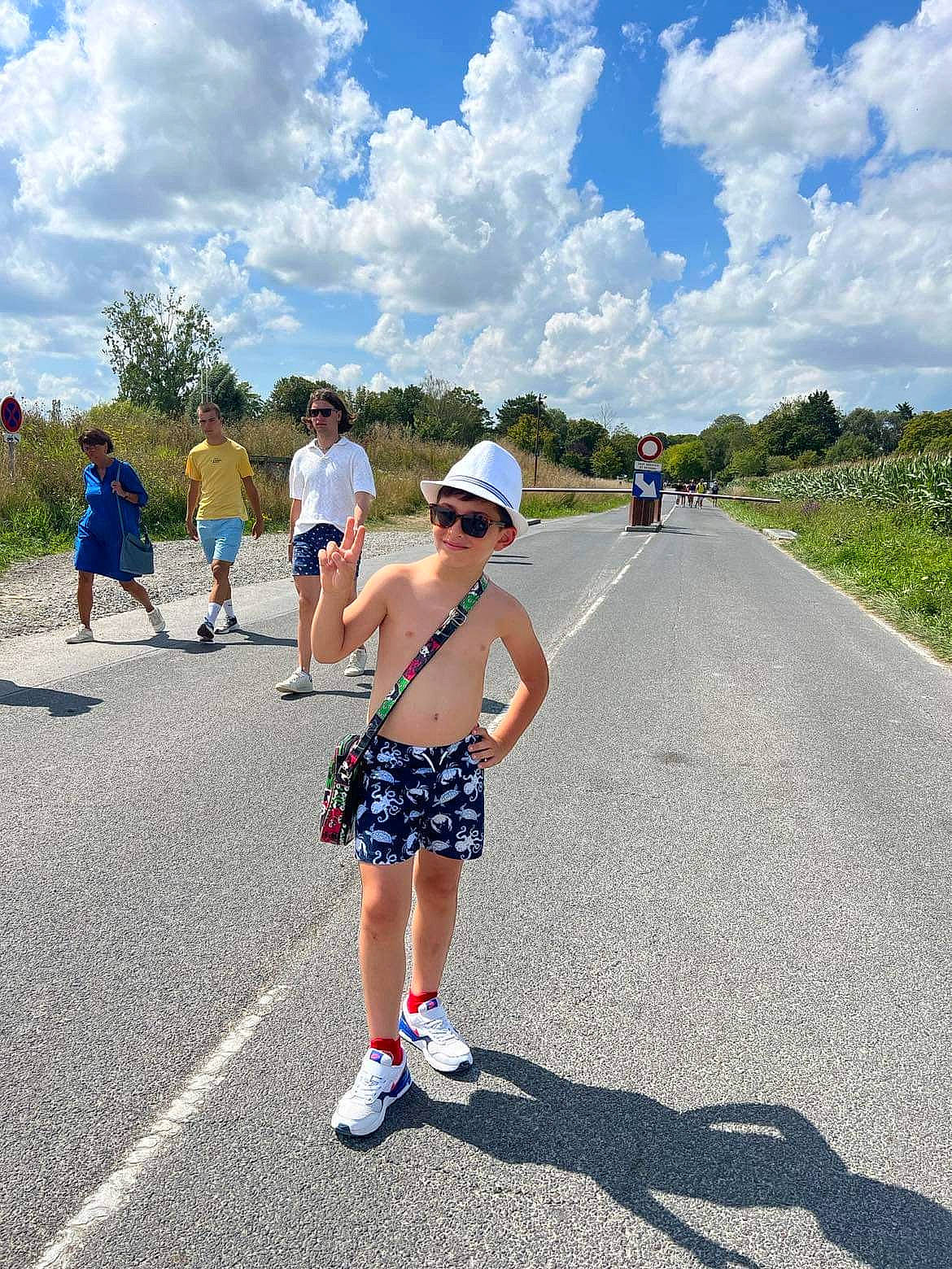 Daniel participe au concours pour gagner de l'argent avec cette photo : active_shorts, asphalt, cloud, electric_blue, headwear, helmet, joy, leisure, person, plant, recreation, road, road_surface, rolling, shorts, sky, sports, sports_equipment, sunglasses, tar