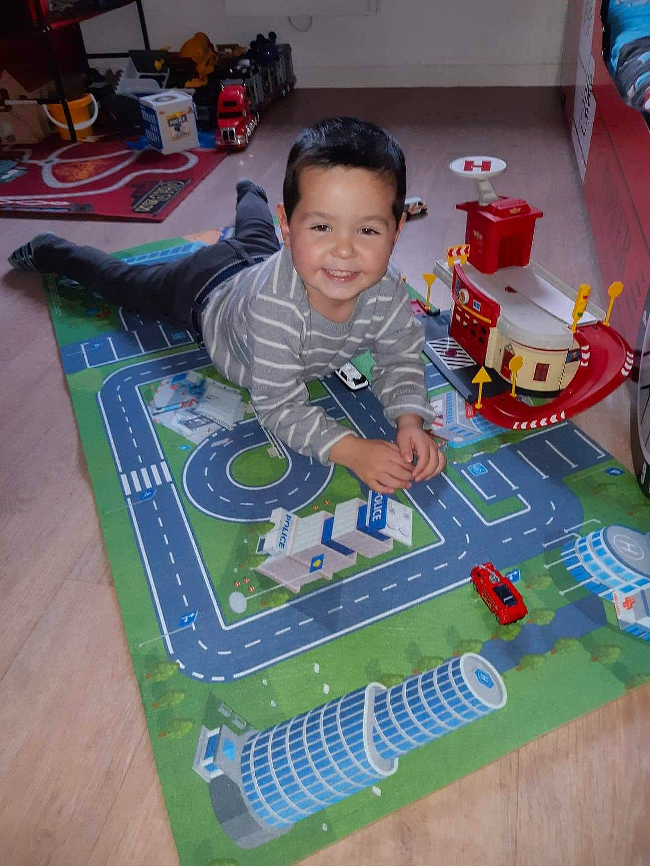 Miguel participe au concours pour gagner de l'argent avec cette photo : baby_toys, child, games, indoor_games_and_sports, joy, learning, person, play, playset, recreation, tabletop_game, toddler, toy