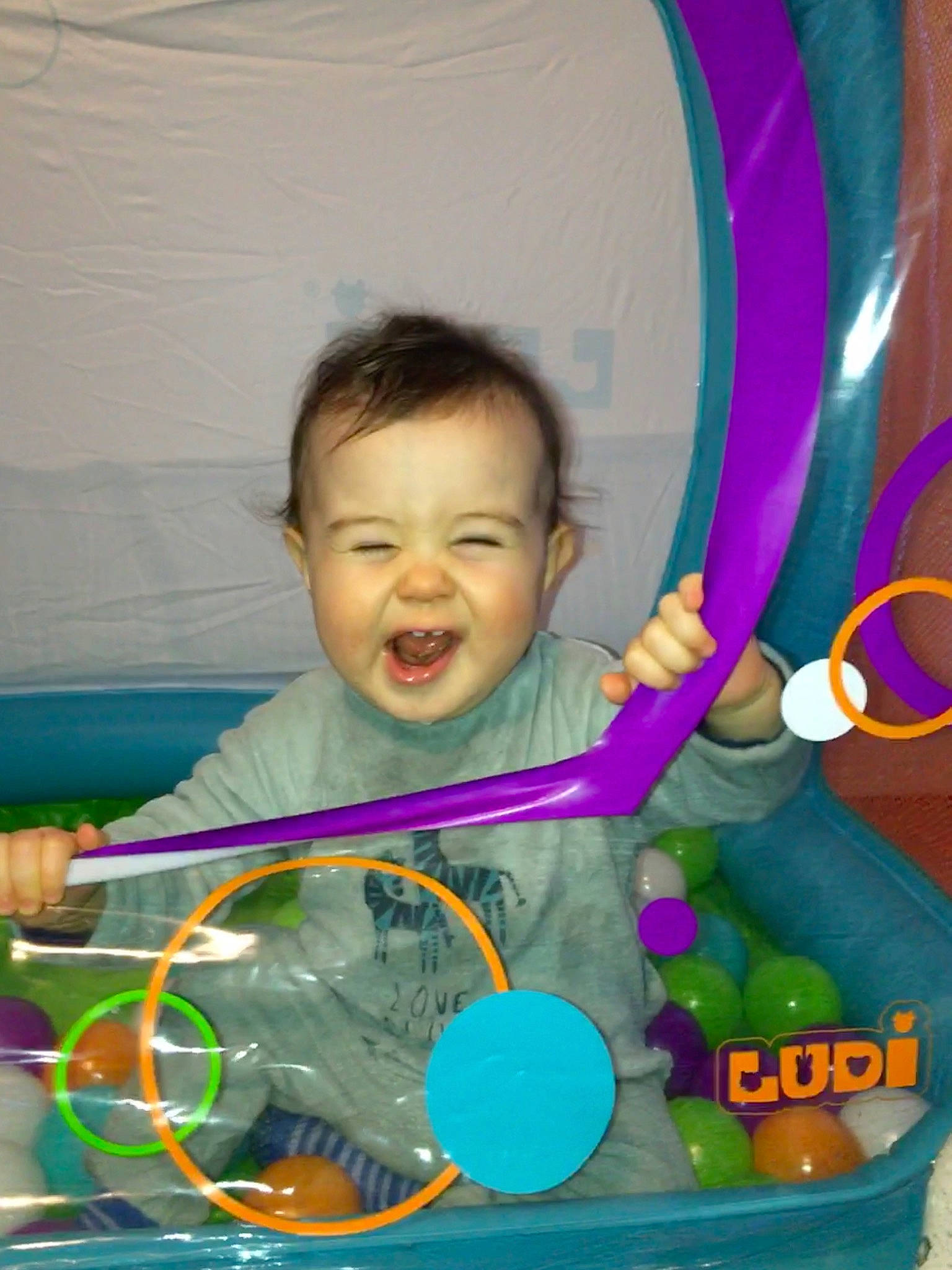 Julian participe au concours pour gagner de l'argent avec cette photo : baby, baby_products, baby_toys, child, fun, party, person, play, smile, toddler