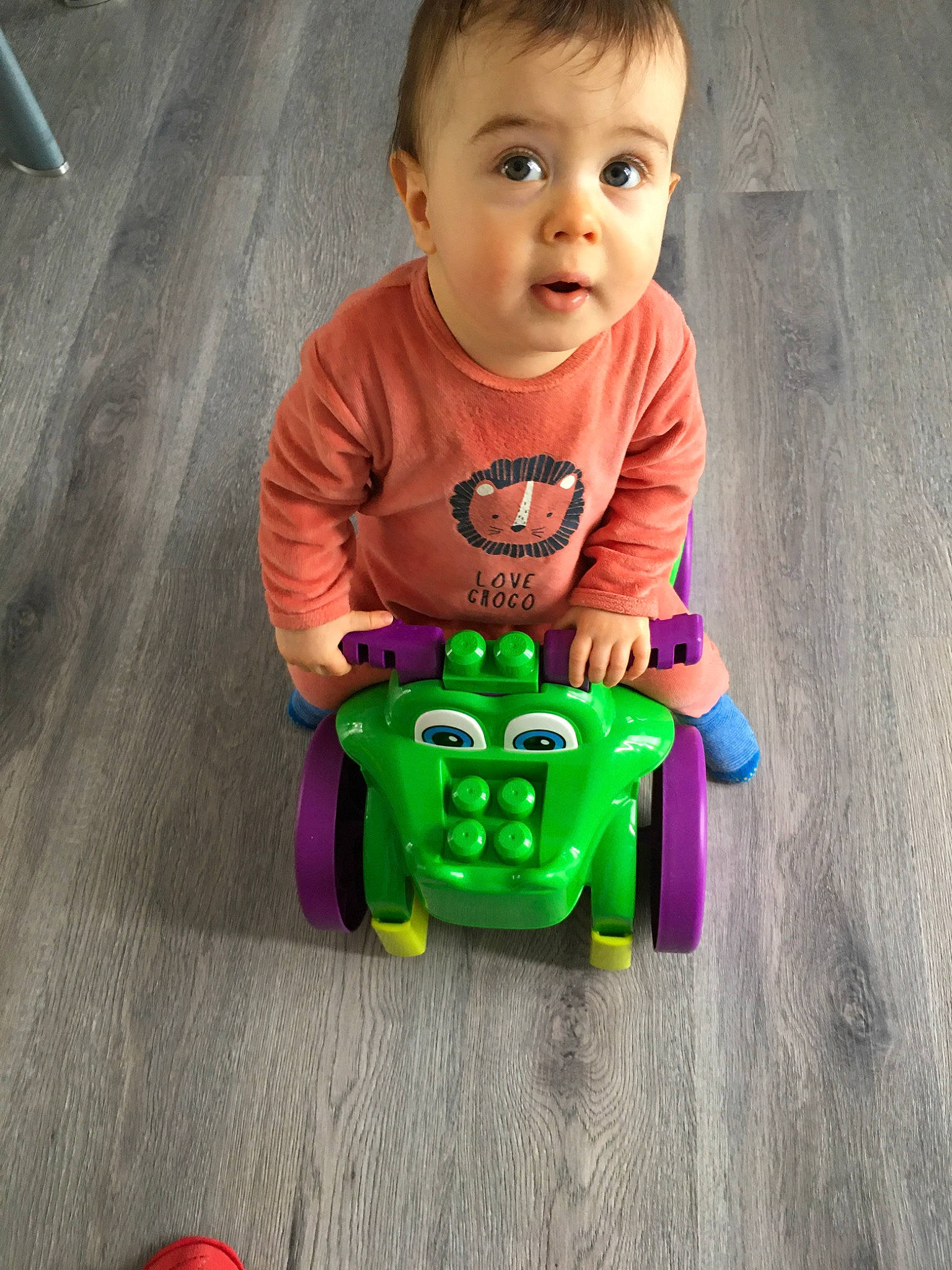 Julian participe au concours pour gagner de l'argent avec cette photo : baby, baby_toys, child, fictional_character, person, play, playset, riding_toy, surprise, toddler, toy, toy_vehicle, vehicle