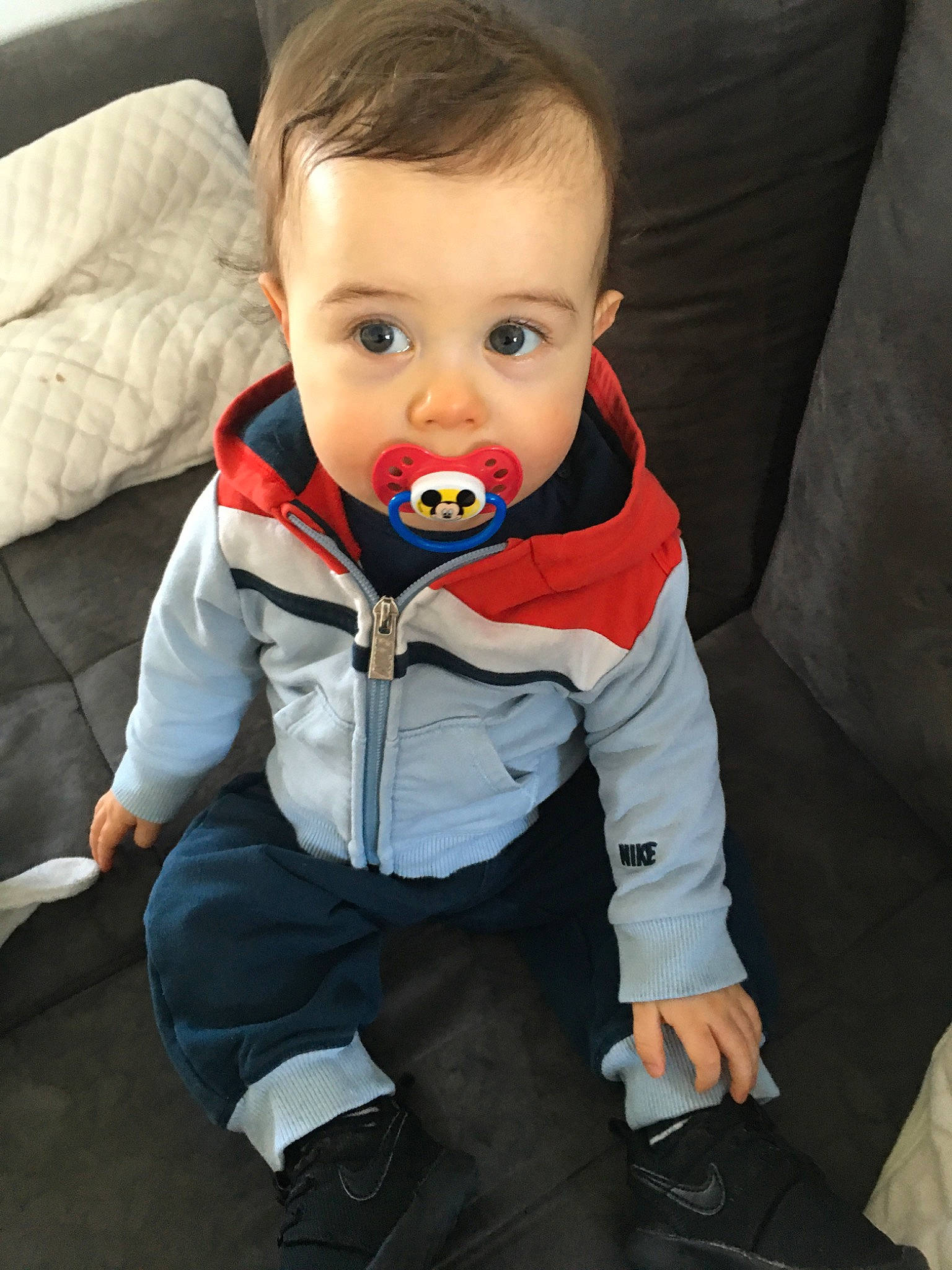 Julian a rejoint le concours — aidez-le/la à gagner de superbes lots ! baby, baby_carriage, baby_in_car_seat, baby_products, car_seat, cheek, child, eye, head, nose, outerwear, person, product, sitting, skin, suit, toddler