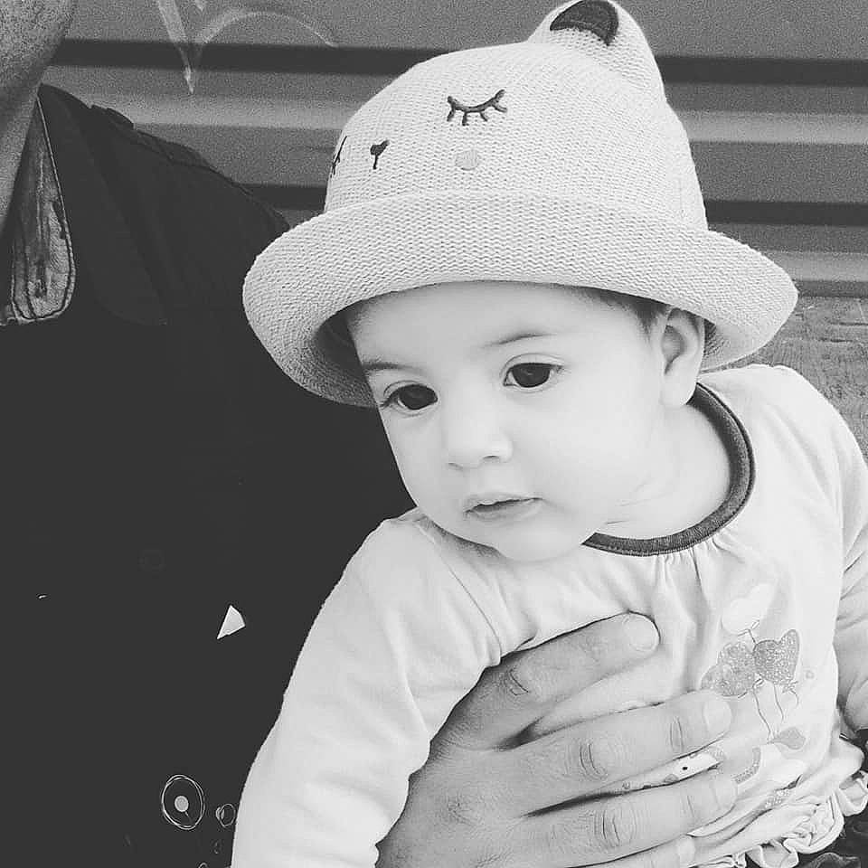 Jade participe au concours pour gagner de l'argent avec cette photo : baby, baby_toddler_clothing, beanie, black_and_white, bonnet, cap, child, clothing, fashion_accessory, hat, headgear, headwear, knit_cap, monochrome, monochrome_photography, person, photography, smile, style, sun_hat
