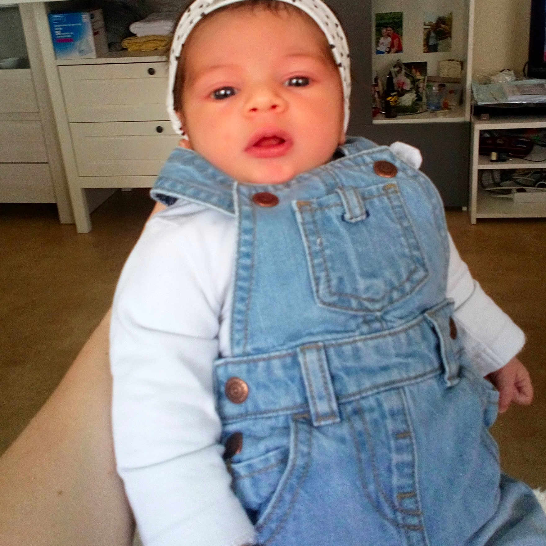 Jade a rejoint le concours — aidez-le/la à gagner de superbes lots ! abdomen, baby, baby_toddler_clothing, cheek, child, clothing, denim, jeans, overall, person, textile, toddler, trunk