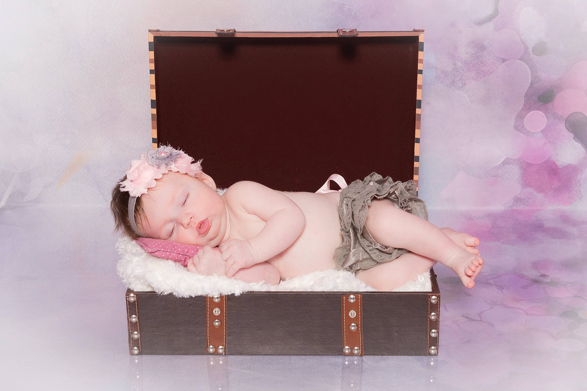 Liv a rejoint le concours — aidez-le/la à gagner de superbes lots ! baby, baby_toddler_clothing, child_model, costume_accessory, embellishment, flash_photography, hair_accessory, hand, headband, headpiece, lace, nose, painting, person, photo_shoot, pink, portrait_photography, purple, skin, stomach