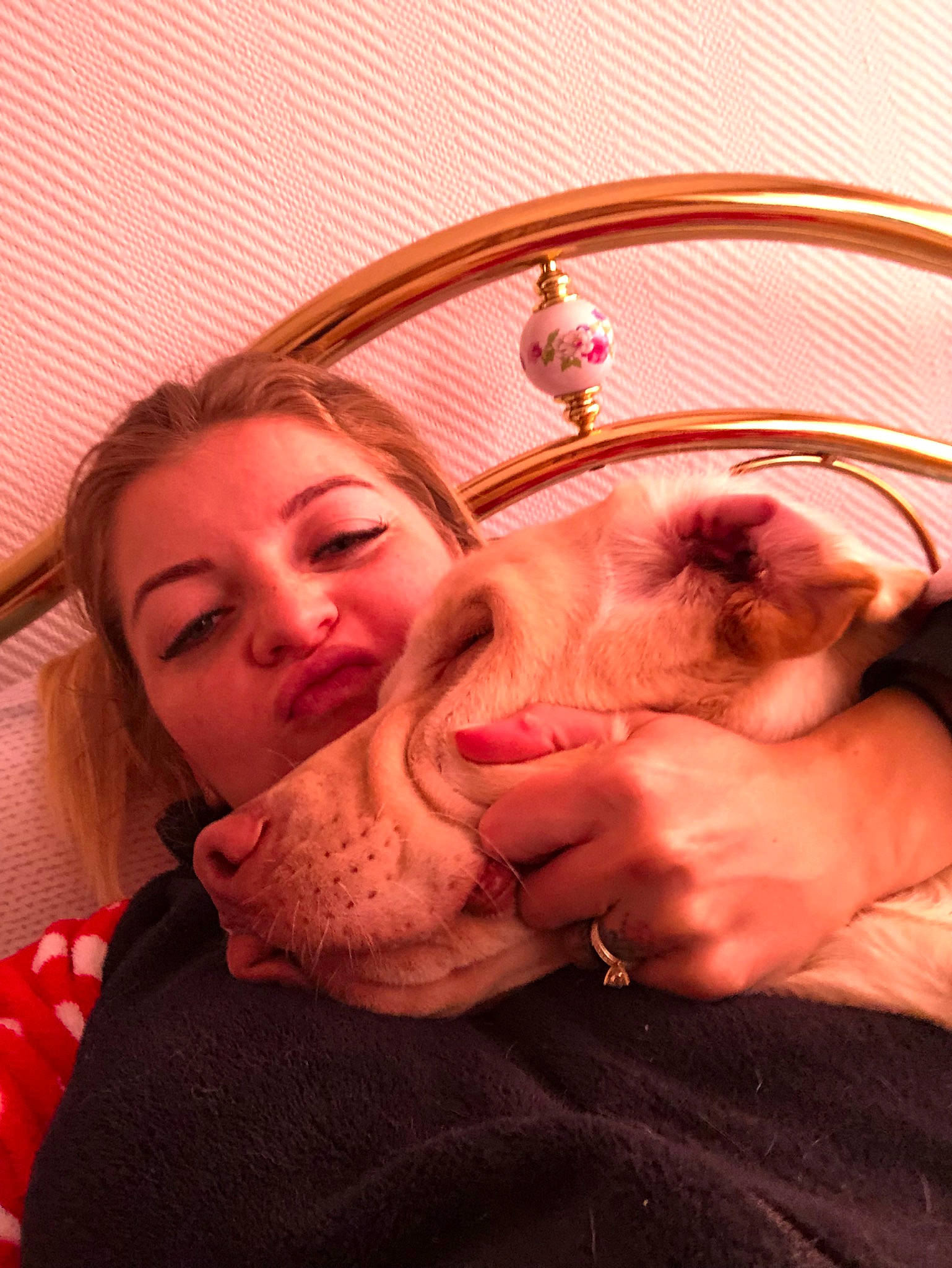 Bubi a rejoint le concours — aidez-le/la à gagner de superbes lots ! cheek, ear, flesh, fun, gesture, interaction, lip, mouth, nose, photography, selfie, throat