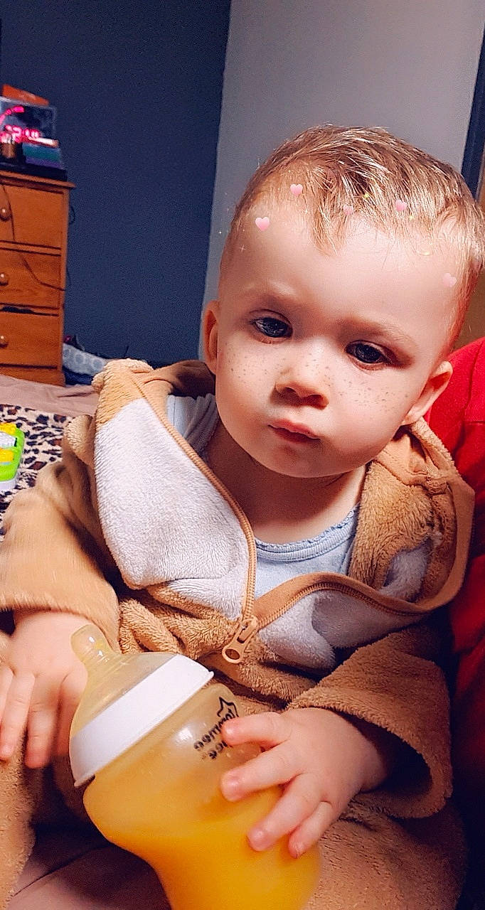 Khëylan participe au concours pour gagner de l'argent avec cette photo : baby, baby_toddler_clothing, cabinetry, cheek, chest, drawer, eyebrow, eyelash, finger, hand, iris, joint, mouth, neck, nose, person, skin, stomach, thumb, toddler