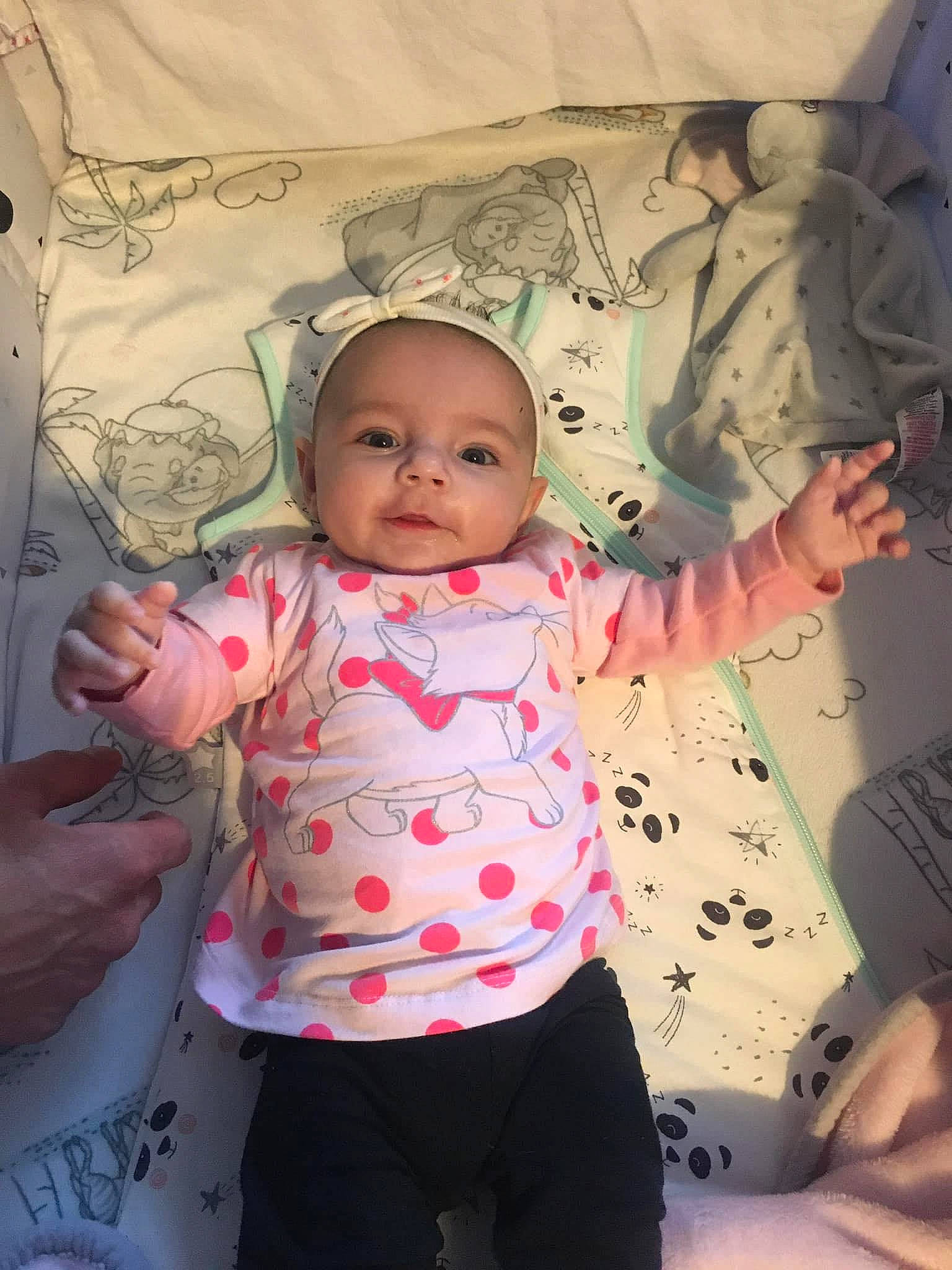 Malya a rejoint le concours — aidez-le/la à gagner de superbes lots ! baby, baby_toddler_clothing, cheek, child, eye, facial_expression, fun, gesture, hairstyle, happy, head, human, leaf, pattern, person, pink, skin, sleeve, smile, textile