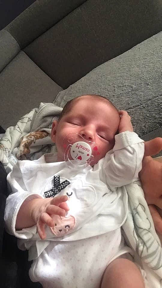 Malya participe au concours pour gagner de l'argent avec cette photo : baby, baby_products, baby_toddler_clothing, cheek, child, chin, comfort, eye, eyebrow, finger, gesture, hand, head, mouth, nose, person, product, skin, textile, thumb