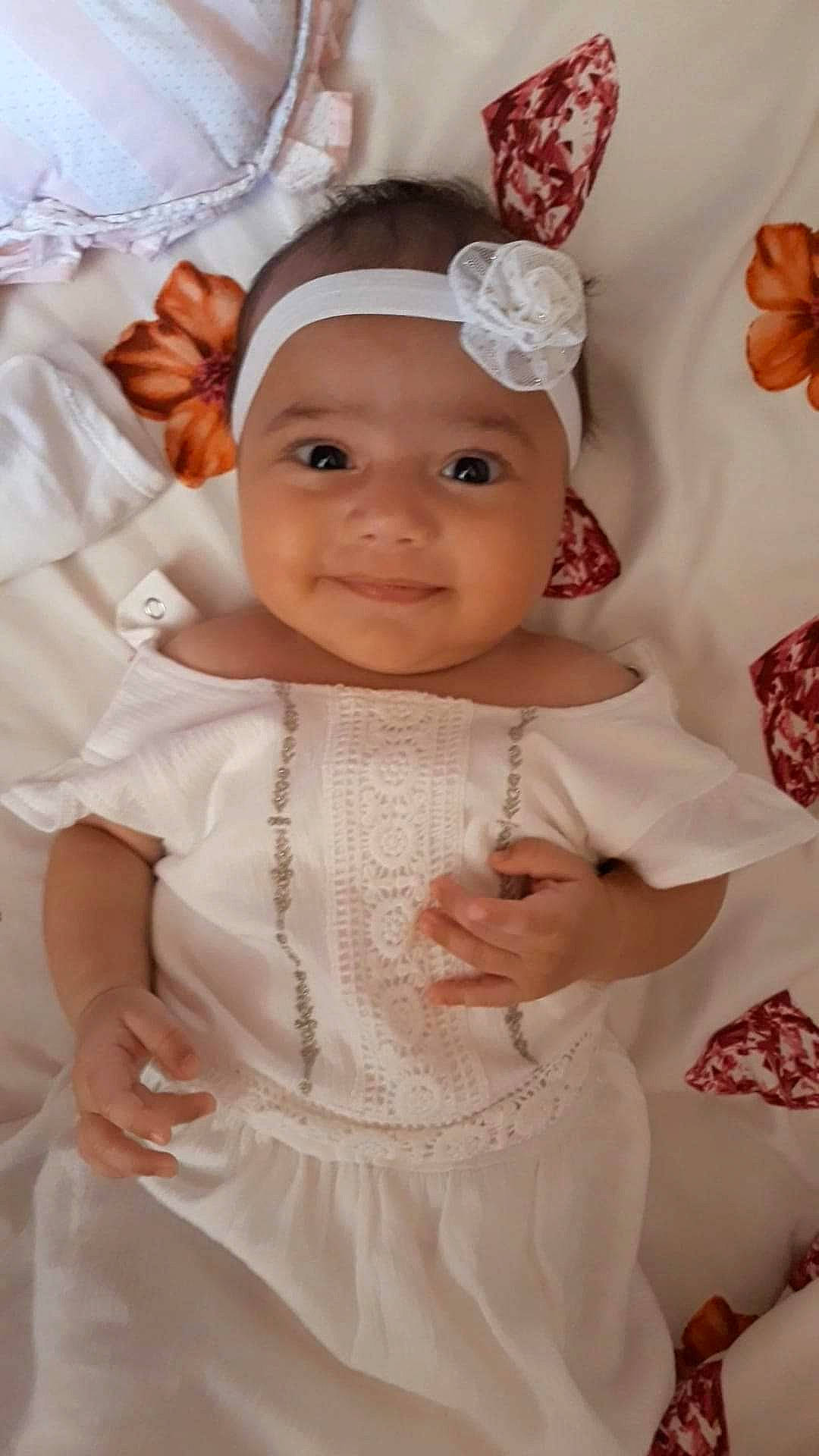 Khaleesy a rejoint le concours — aidez-le/la à gagner de superbes lots ! baby, child, hair_accessory, headband, headgear, headpiece, headwear, joy, person, smile, textile, toddler