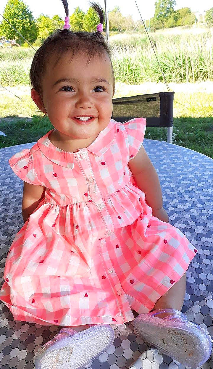 Khaleesy participe au concours pour gagner de l'argent avec cette photo : baby, baby_toddler_clothing, child, clothing, design, dress, joy, pattern, person, pink, polka_dot, skin, smile, textile, toddler