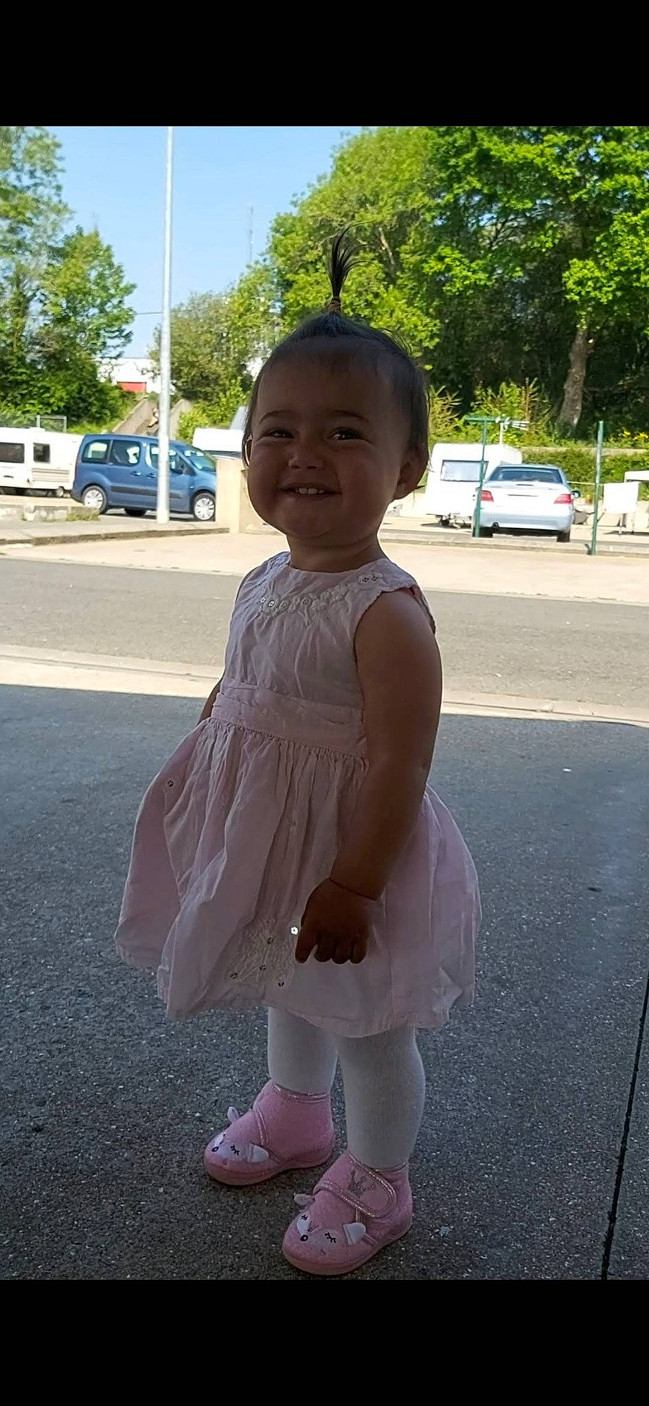 Khaleesy a rejoint le concours — aidez-le/la à gagner de superbes lots ! child, dress, joy, person, pink, smile, snapshot, standing, toddler