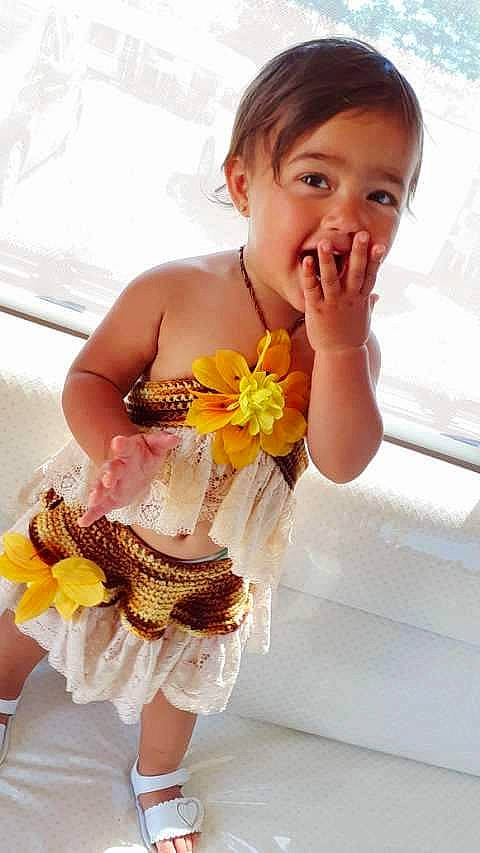 Khaleesy a rejoint le concours — aidez-le/la à gagner de superbes lots ! child, child_model, dress, flower, person, plant, smile, toddler, yellow