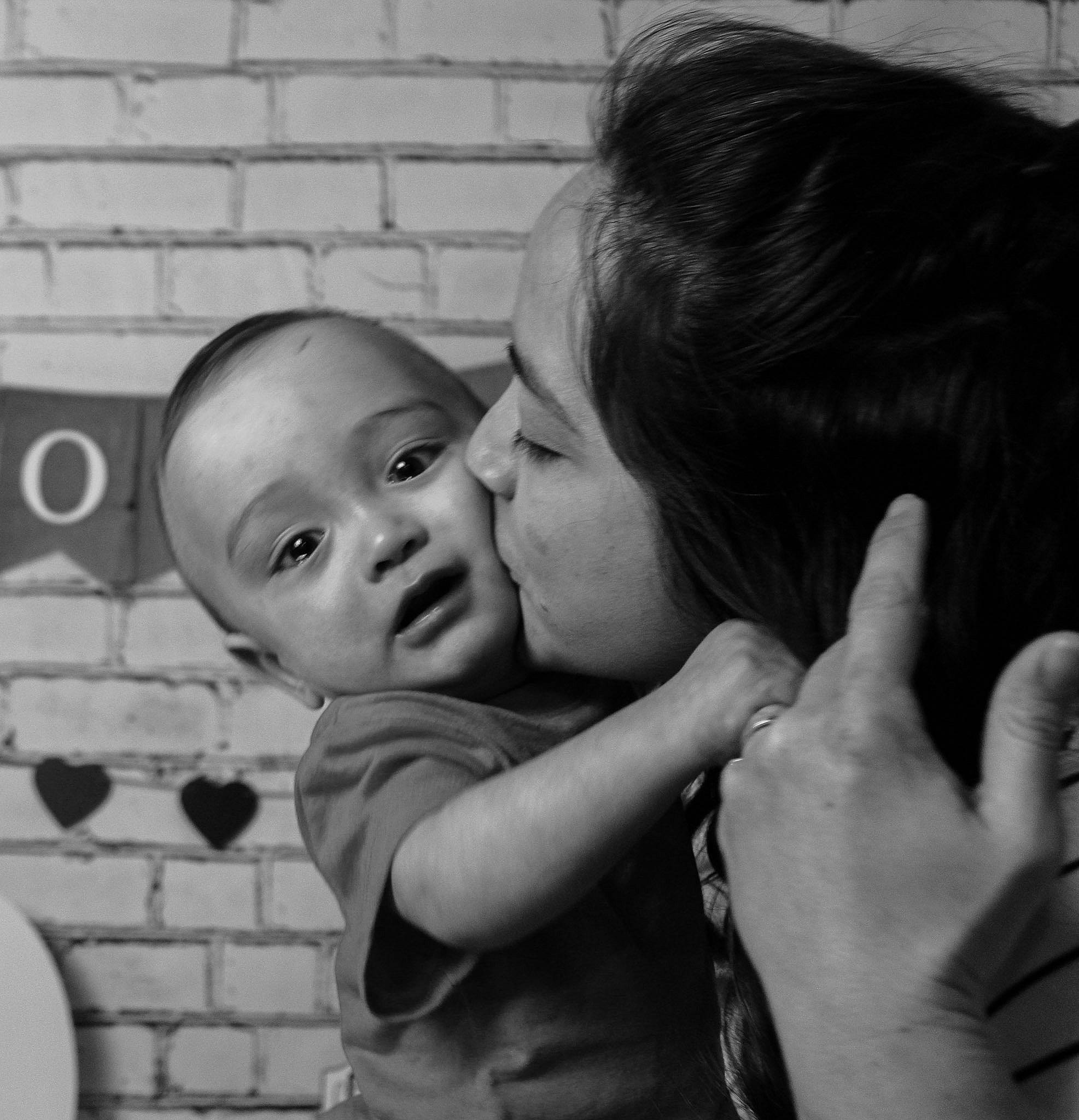 Liam is registered to the contest to win money with this photo: baby, beauty, black_and_white, cheek, child, facial_expression, finger, fun, gesture, hairstyle, hand, happy, interaction, kiss, monochrome, nose, organ, person, smile, sorrow
