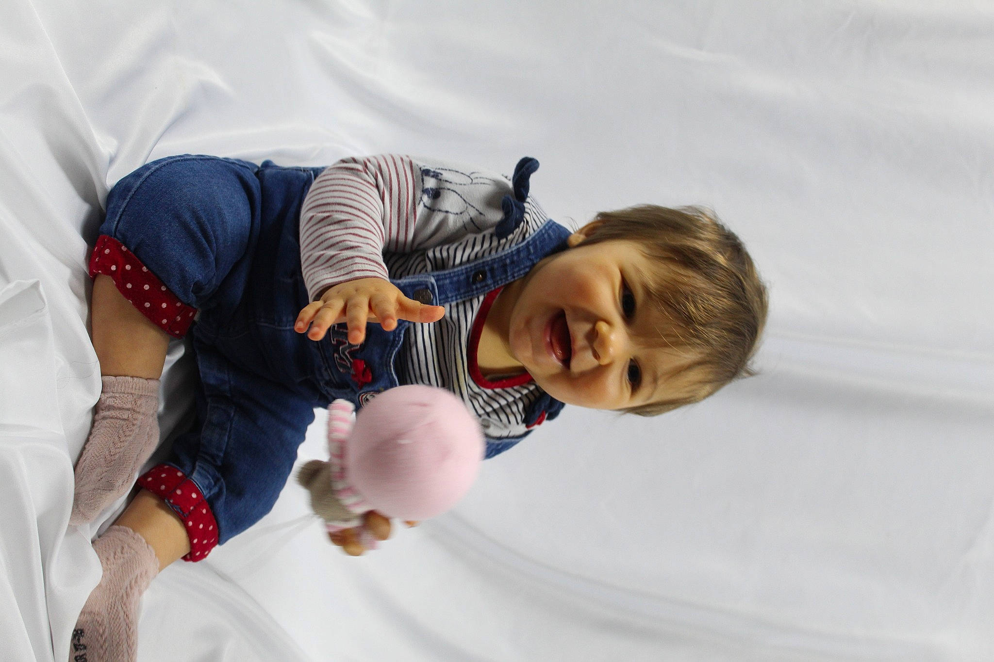 Lyana a rejoint le concours — aidez-le/la à gagner de superbes lots ! baby, baby_products, ball, balloon, child, cloud, comfort, elbow, event, fun, gesture, happy, leisure, person, play, recreation, shorts, sitting, sleeve, t_shirt