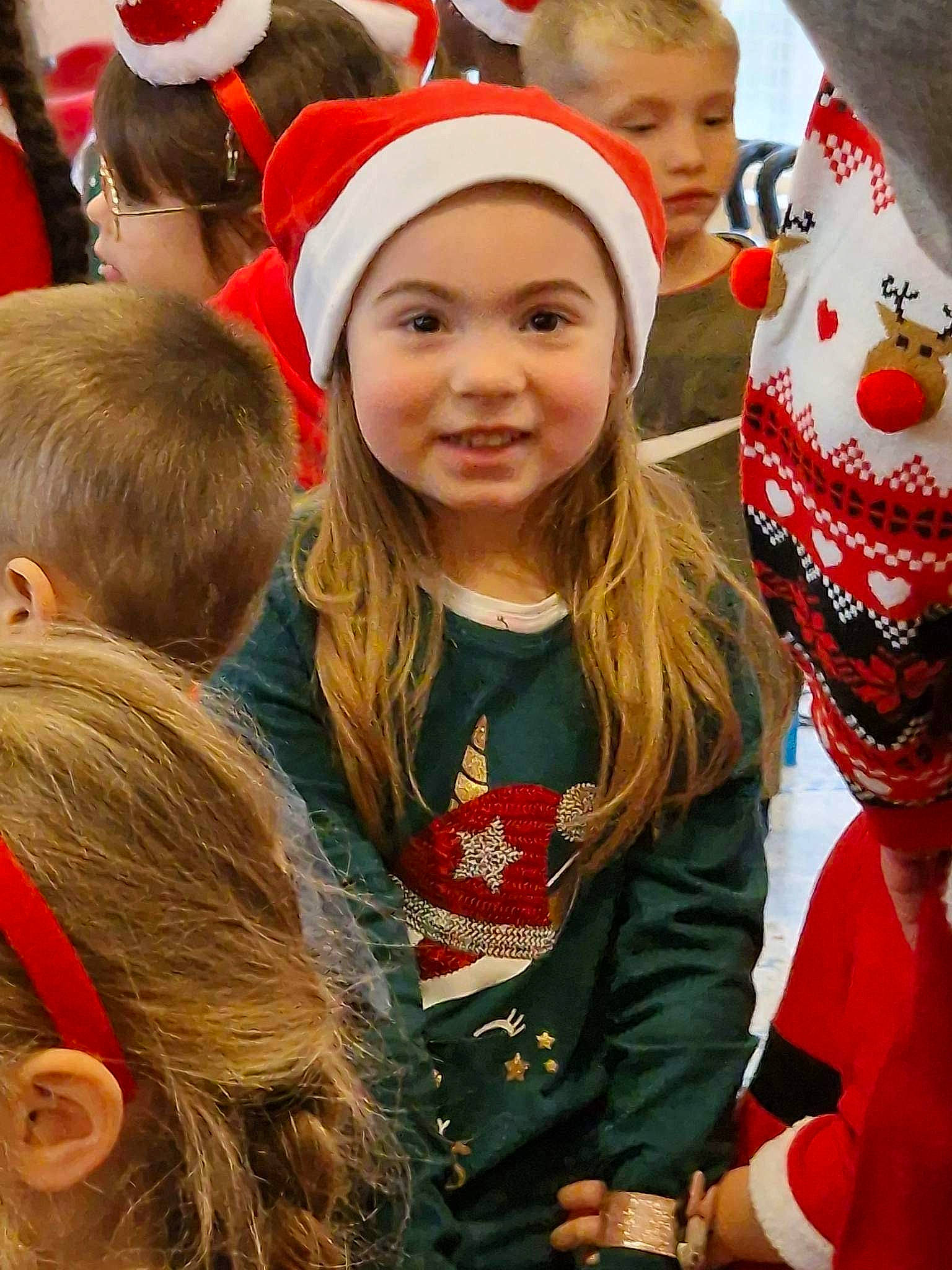 Maëlya participe au concours pour gagner de l'argent avec cette photo : child, christmas_eve, crowd, event, fan, fictional_character, fun, fur, happy, headwear, holiday, joy, person, product, recreation, red, smile, social_group, team, tradition