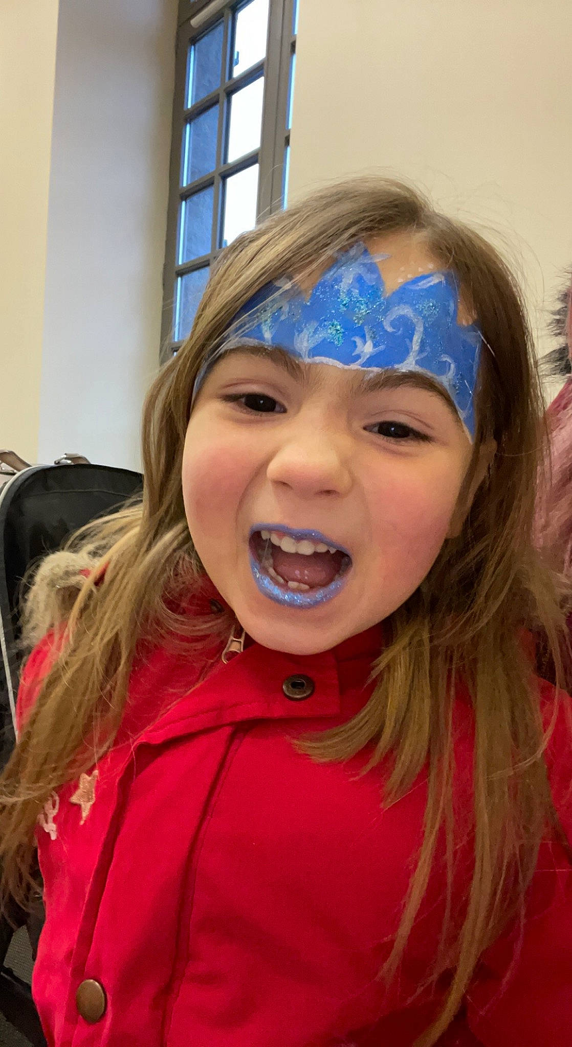 Maëlya participe au concours pour gagner de l'argent avec cette photo : blond, child, electric_blue, event, eyelash, fashion_accessory, fun, happy, headgear, jaw, laugh, lip, person, personal_protective_equipment, portrait_photography, smile, toddler, tooth, vacation, window