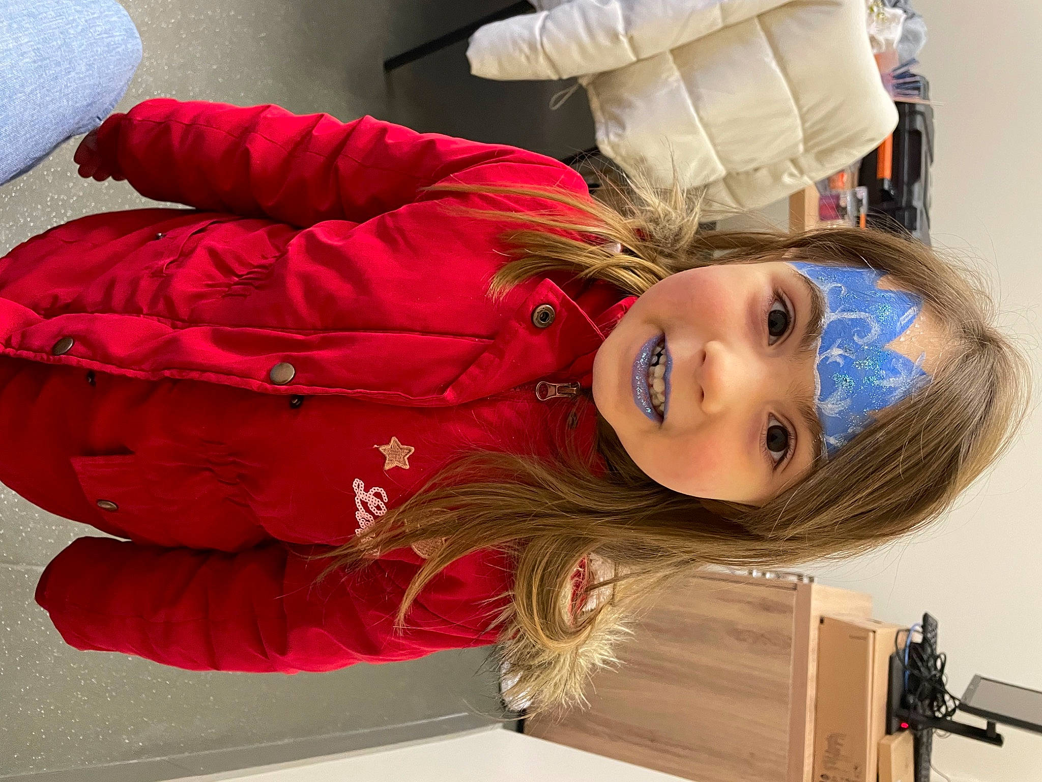 Maëlya participe au concours pour gagner de l'argent avec cette photo : blond, child, comfort, costume, costume_hat, flooring, fun, fur, happy, hat, magenta, person, room, sitting, sleeve, smile, toddler, wood