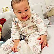 Elyna a rejoint le concours — aidez-le/la à gagner de superbes lots ! baby, bed, blanket, child, clothing, cute, elephant_pattern, face, foot, hand, happy, head, indoors, infant, pajamas, person, pillow, sitting, sleepwear, smiling