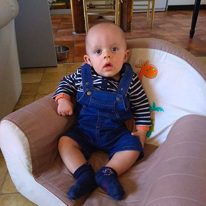 Daryl participe au concours pour gagner de l'argent avec cette photo : baby, baby_toddler_clothing, chair, child, leg, person, sitting, toddler
