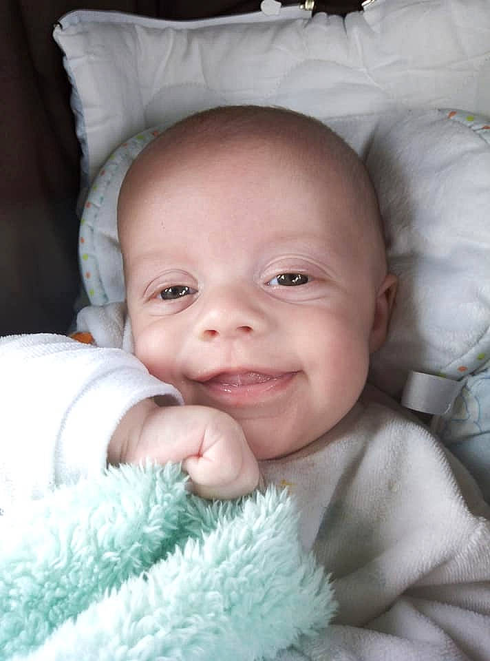 Daryl a rejoint le concours — aidez-le/la à gagner de superbes lots ! baby, baby_products, bedding, blanket, cheek, child, eye, face, head, iris, joy, lip, mouth, nose, person, portrait_photography, skin, smile, textile, toddler