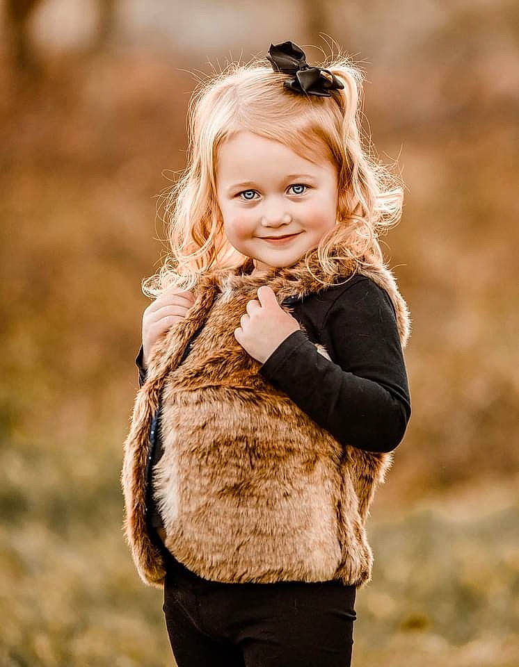Carmen is registered to the contest to win money with this photo: beauty, blond, brown_hair, eye, face, flash_photography, fur, gesture, grass, hair, happy, head, human_body, iris, joy, people_in_nature, person, sleeve, smile, sunglasses