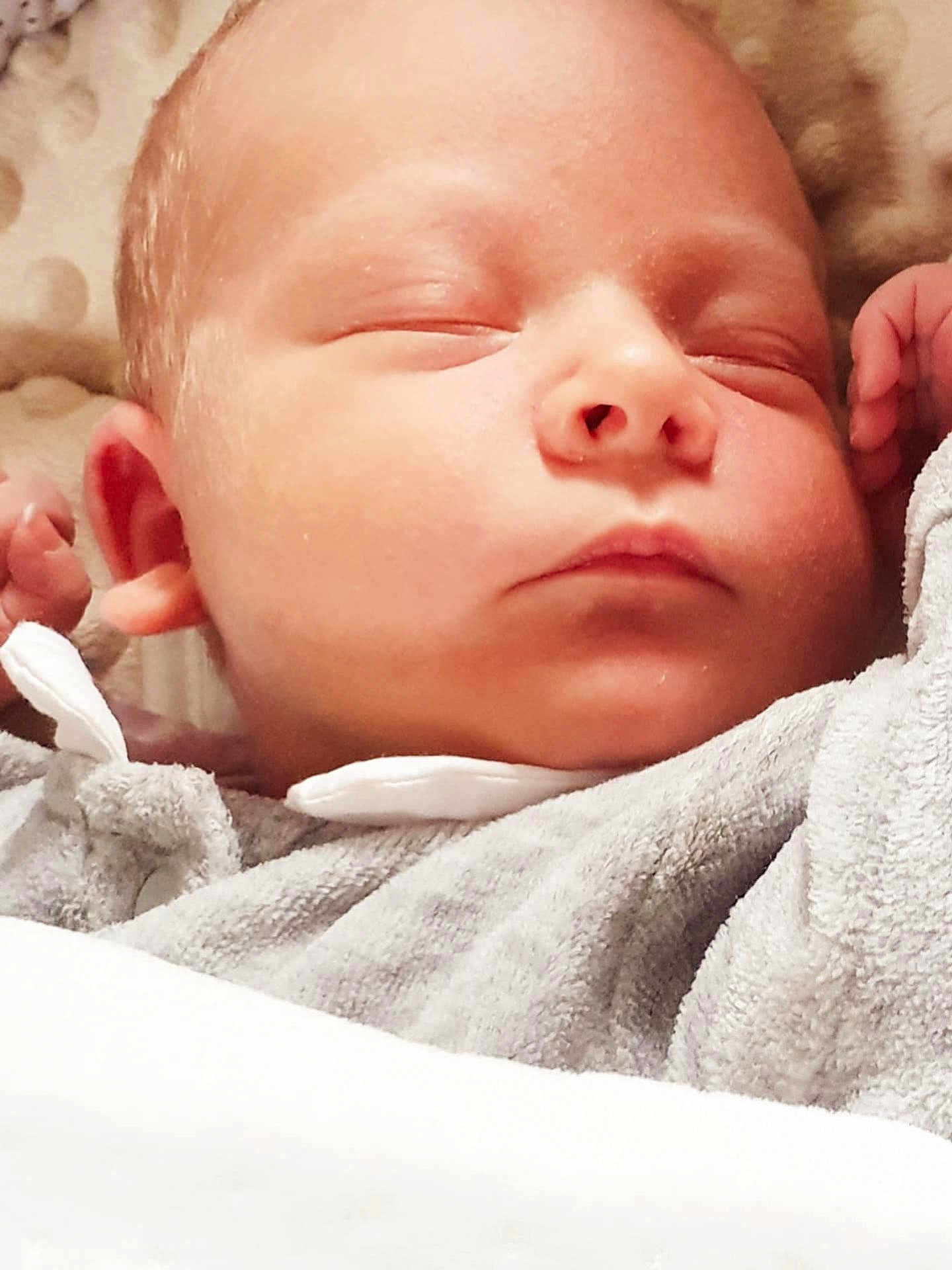 Diego a rejoint le concours — aidez-le/la à gagner de superbes lots ! baby, newborn, sleeping, blanket, face, infant, peaceful, soft, cozy, closeup, skin, cute, child, head, rest, comfort, portrait, young, hands, indoors