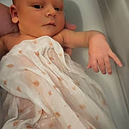 Diego a rejoint le concours — aidez-le/la à gagner de superbes lots ! baby, infant, bath, water, cloth, hand, skin, face, newborn, cute, child, person, resting, wrapped, small, indoor, soft, gentle, parent, care