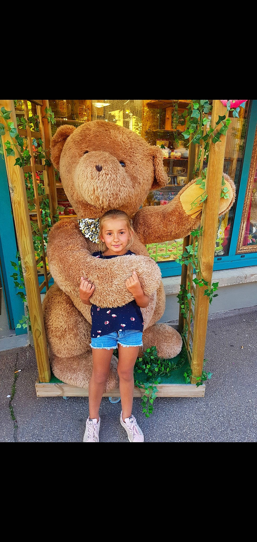 Lexie a rejoint le concours — aidez-le/la à gagner de superbes lots ! child, city, fawn, fun, fur, grass, happy, joy, leisure, person, plush, recreation, sandal, shorts, sitting, stuffed_toy, teddy_bear, toddler, toy, vacation