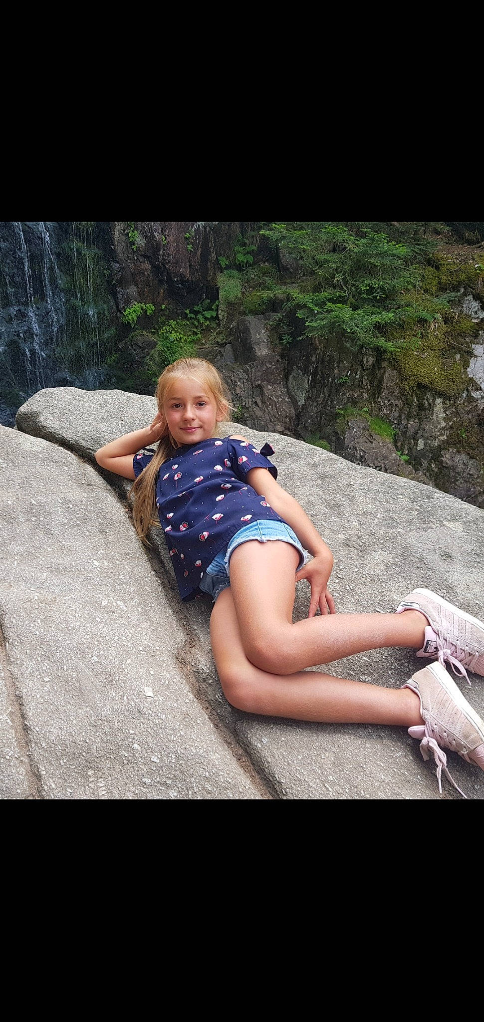 Lexie a rejoint le concours — aidez-le/la à gagner de superbes lots ! electric_blue, flash_photography, foot, forest, fun, grass, happy, human_body, human_leg, joy, knee, lap, leg, leisure, long_hair, people_in_nature, person, plant, recreation, shorts