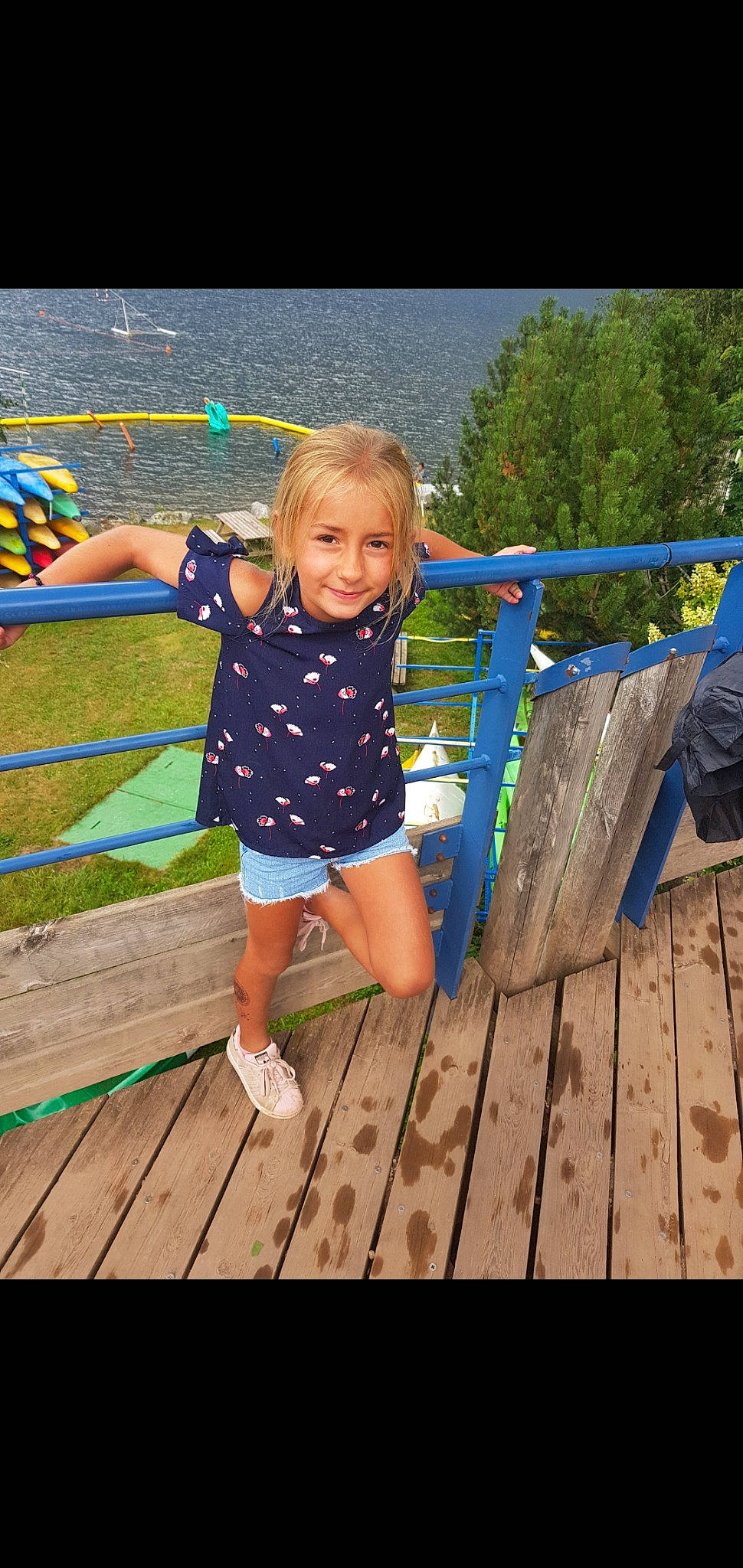 Lexie participe au concours pour gagner de l'argent avec cette photo : boardwalk, bridge, child, city, deck, dock, electric_blue, fun, grass, happy, human_leg, joy, leisure, pattern, people_in_nature, person, recreation, smile, t_shirt, toddler