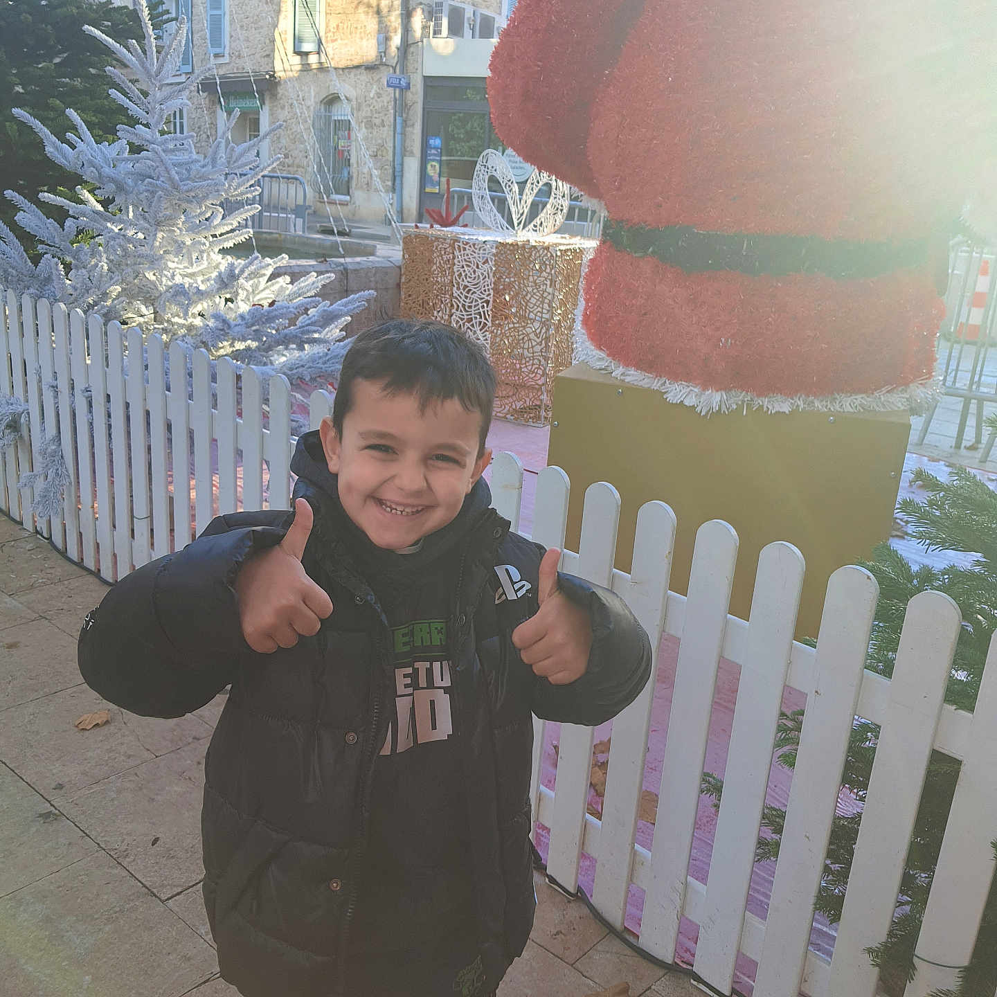 Marlon a rejoint le concours — aidez-le/la à gagner de superbes lots ! bodypart, boy, child, clothing, coat, face, fence, finger, hand, head, jacket, male, nature, outdoors, person, photography, picket, picketfence, portrait, yard