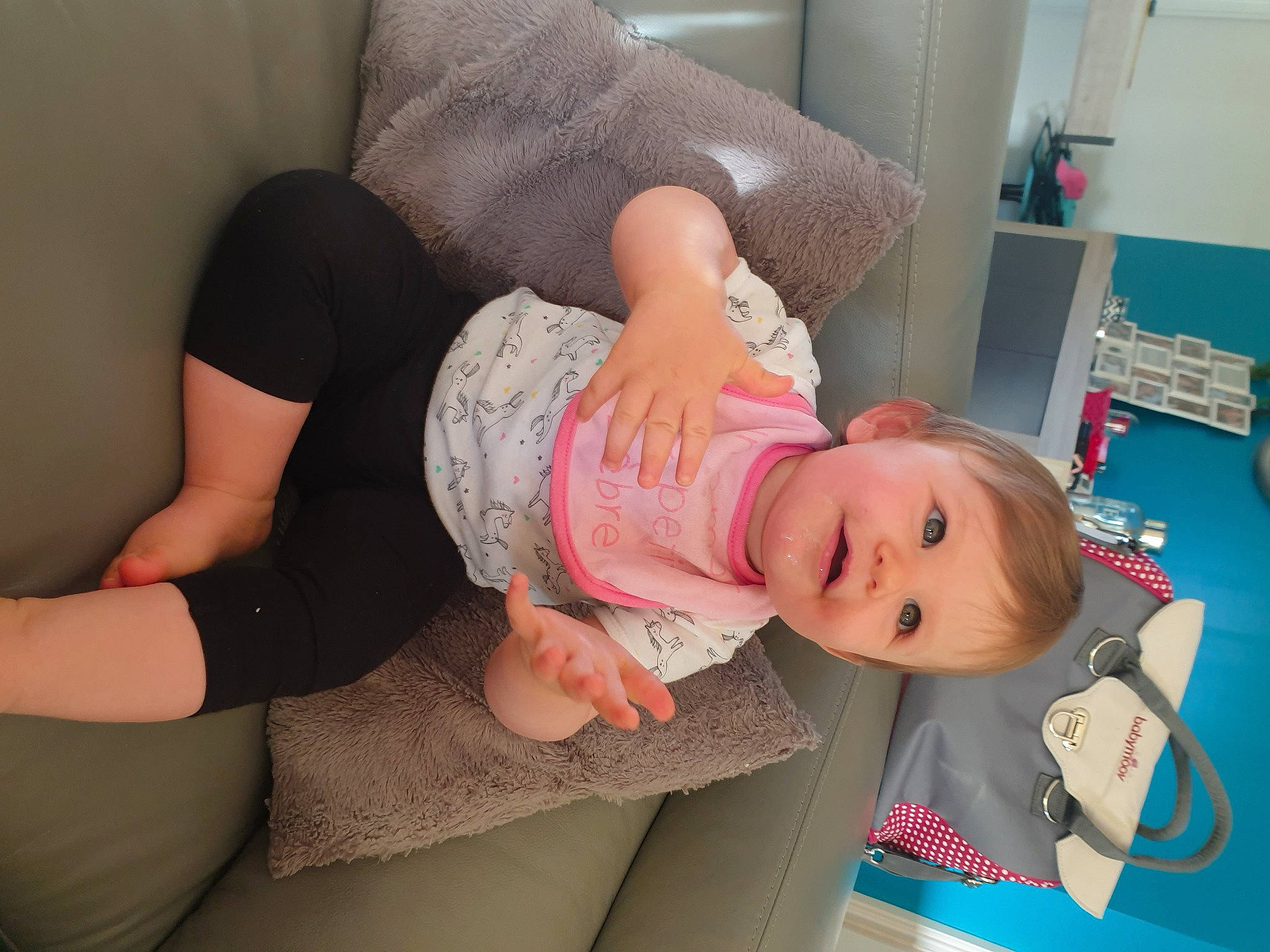 Célia a rejoint le concours — aidez-le/la à gagner de superbes lots ! arm, baby, birth, child, finger, hand, joy, leg, person, pink, toddler