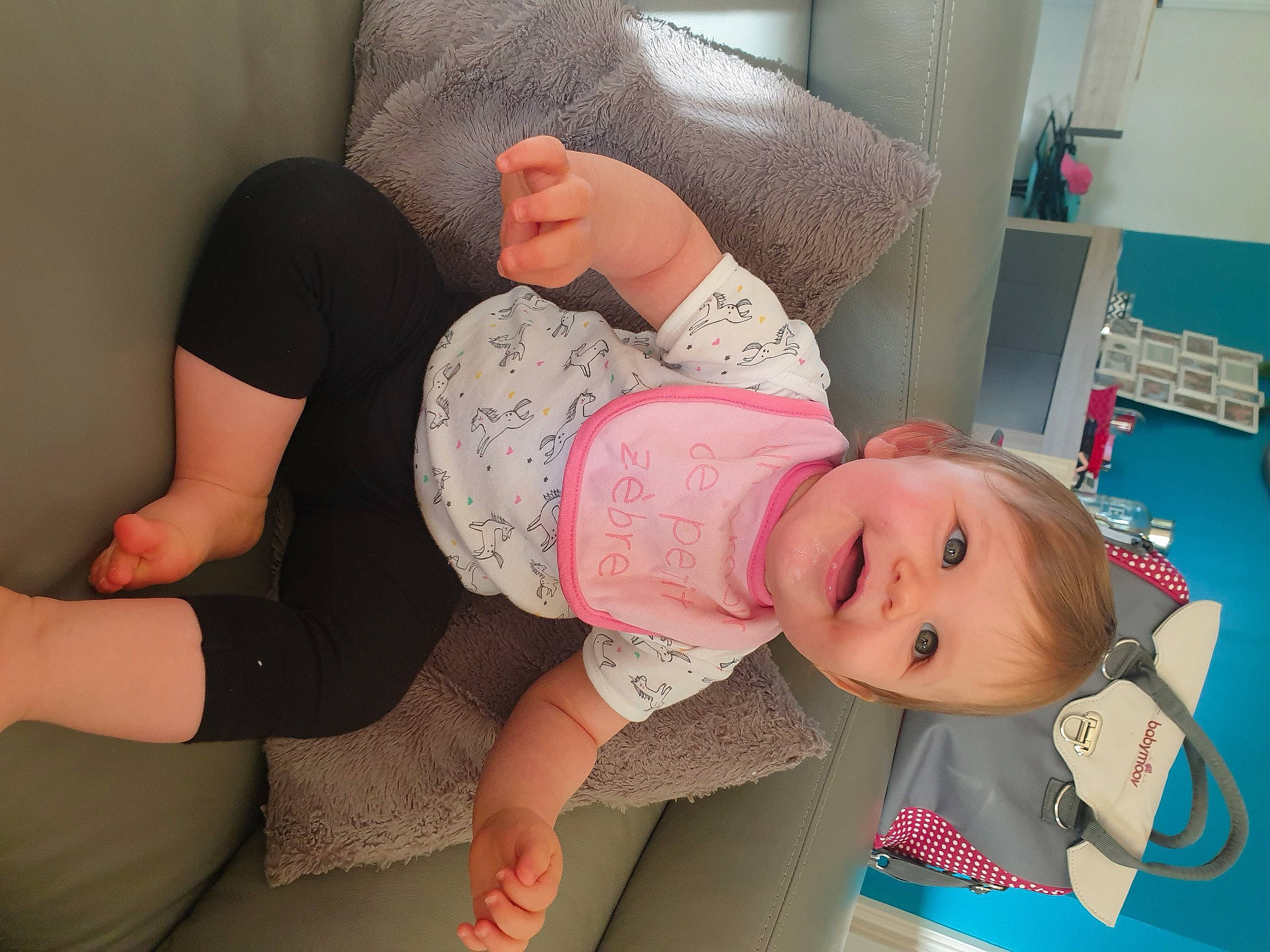 Célia a rejoint le concours — aidez-le/la à gagner de superbes lots ! arm, baby, birth, child, joy, leg, person, toddler