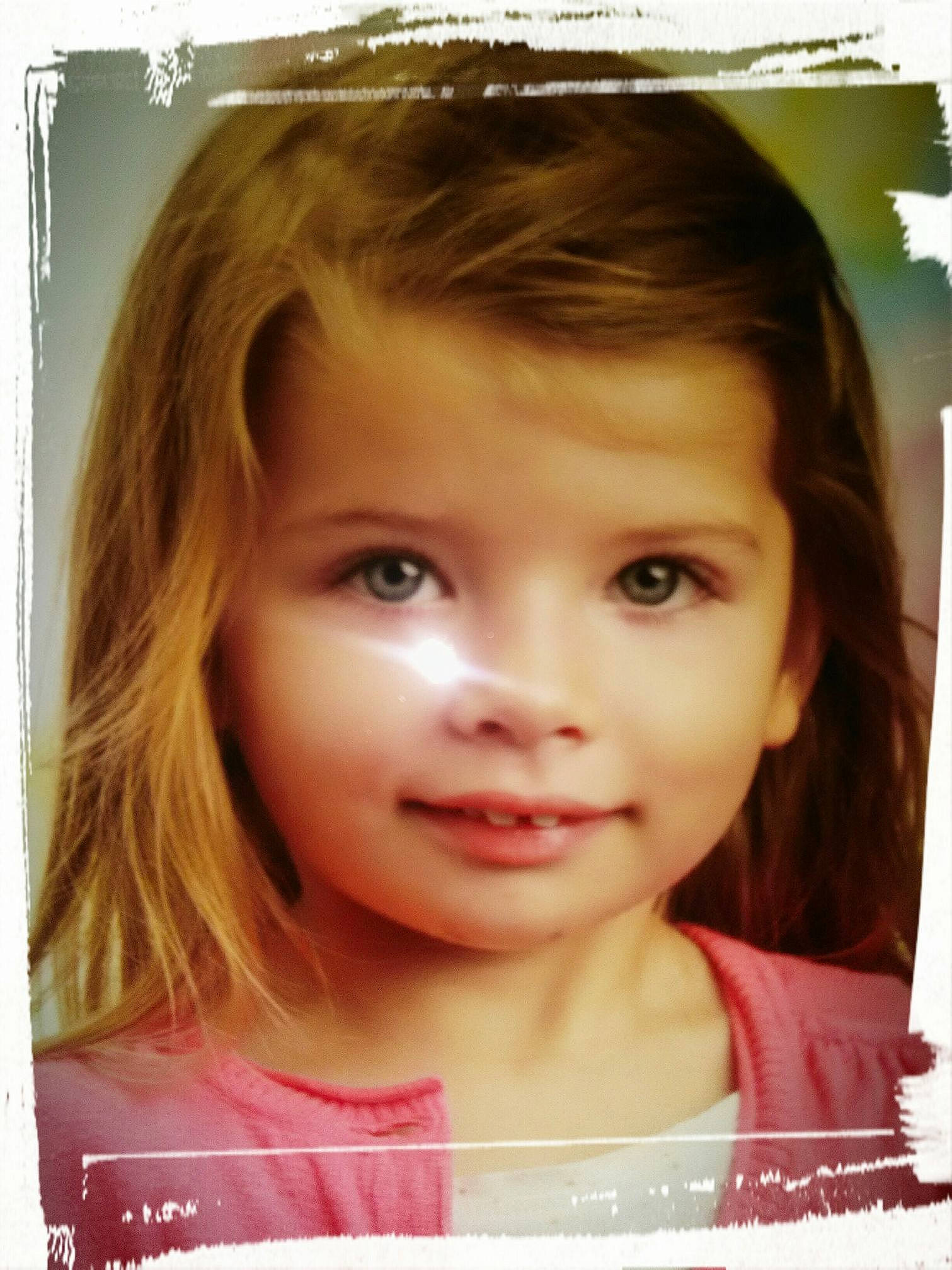 Clémence participe au concours pour gagner de l'argent avec cette photo : beauty, brown_hair, cheek, child, child_model, chin, close_up, eye, eyebrow, eyelash, face, forehead, girl, hairstyle, head, human_hair_color, iris, nose, person, skin