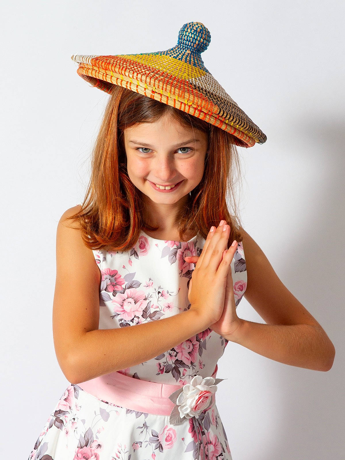 Fanny participe au concours pour gagner de l'argent avec cette photo : child, child_model, clothing, costume_accessory, costume_hat, dress, fashion_accessory, hat, headgear, joy, lip, pattern, person, photo_shoot, photography, pink, sombrero, sun_hat