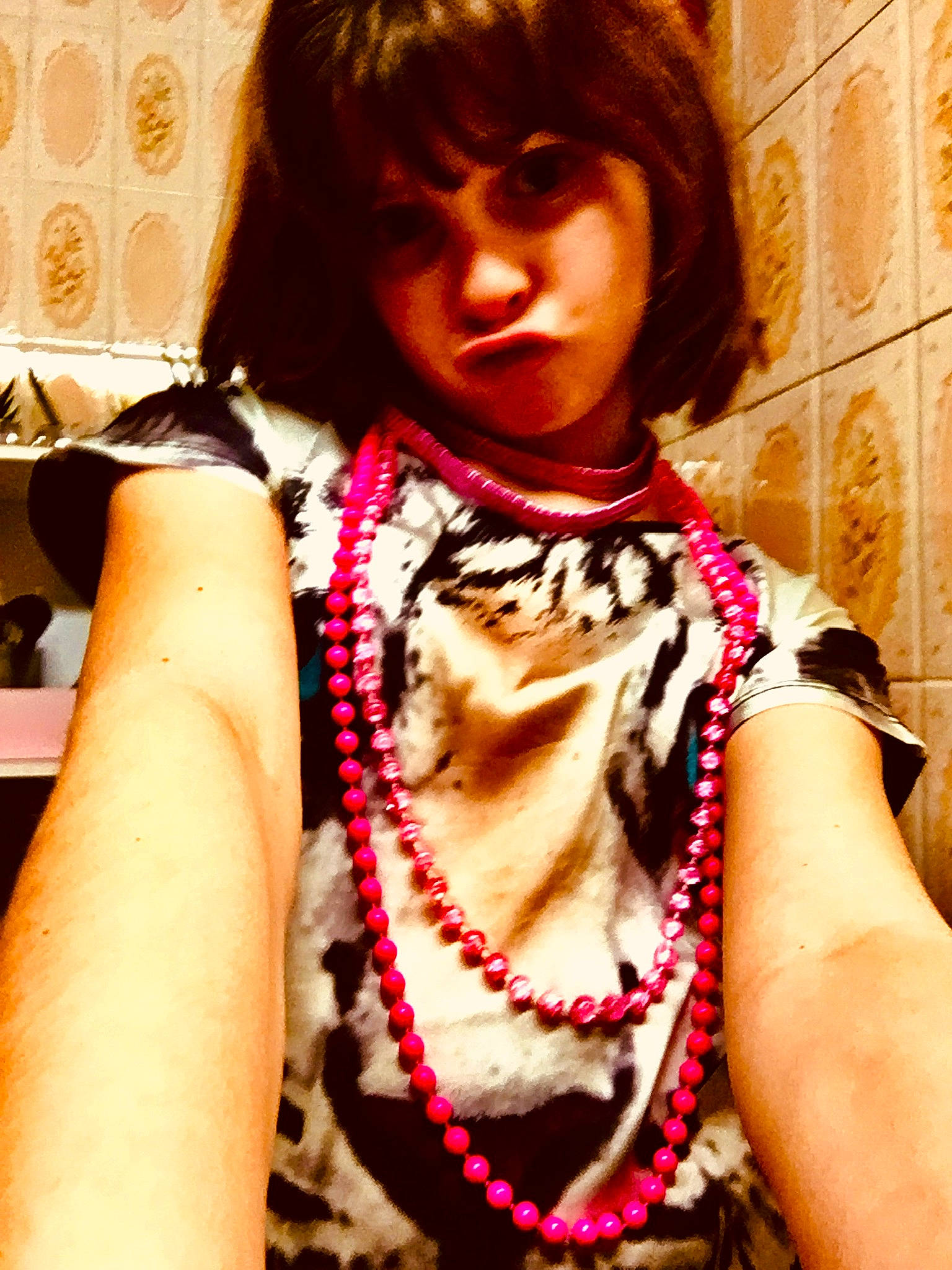 Fanny a rejoint le concours — aidez-le/la à gagner de superbes lots ! bangs, child, child_model, fashion_accessory, neck, person, pink, scarf