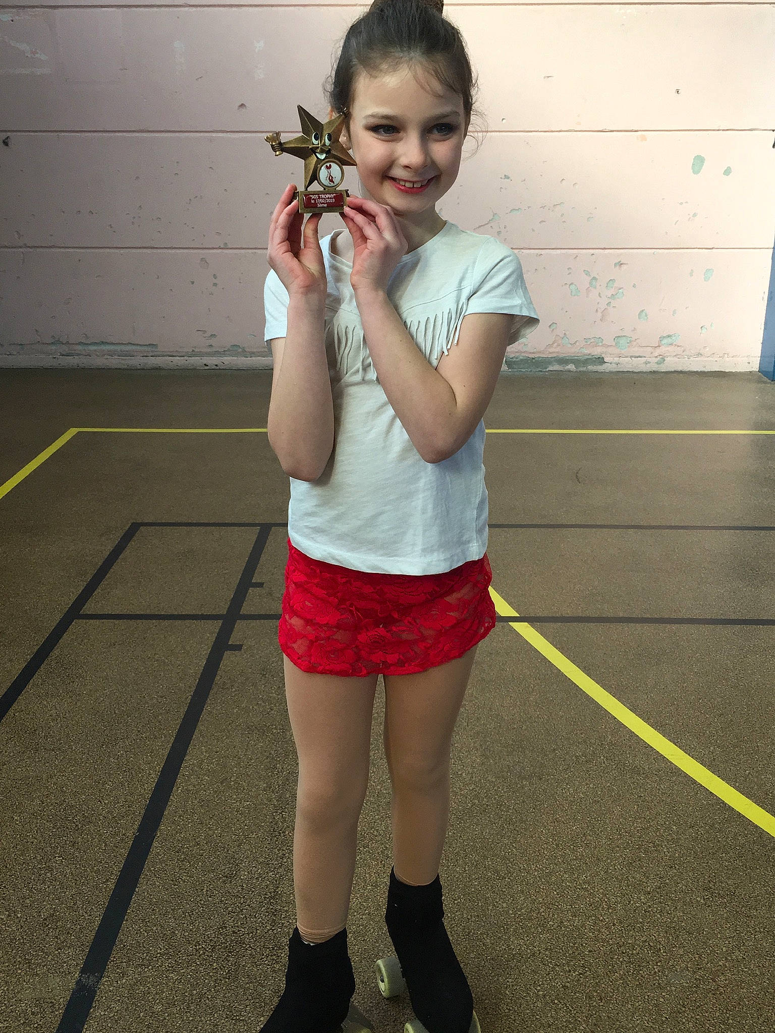 Fanny participe au concours pour gagner de l'argent avec cette photo : arm, child, costume, footwear, joint, joy, leg, person, photography, shorts, shoulder, snapshot, thigh, violin