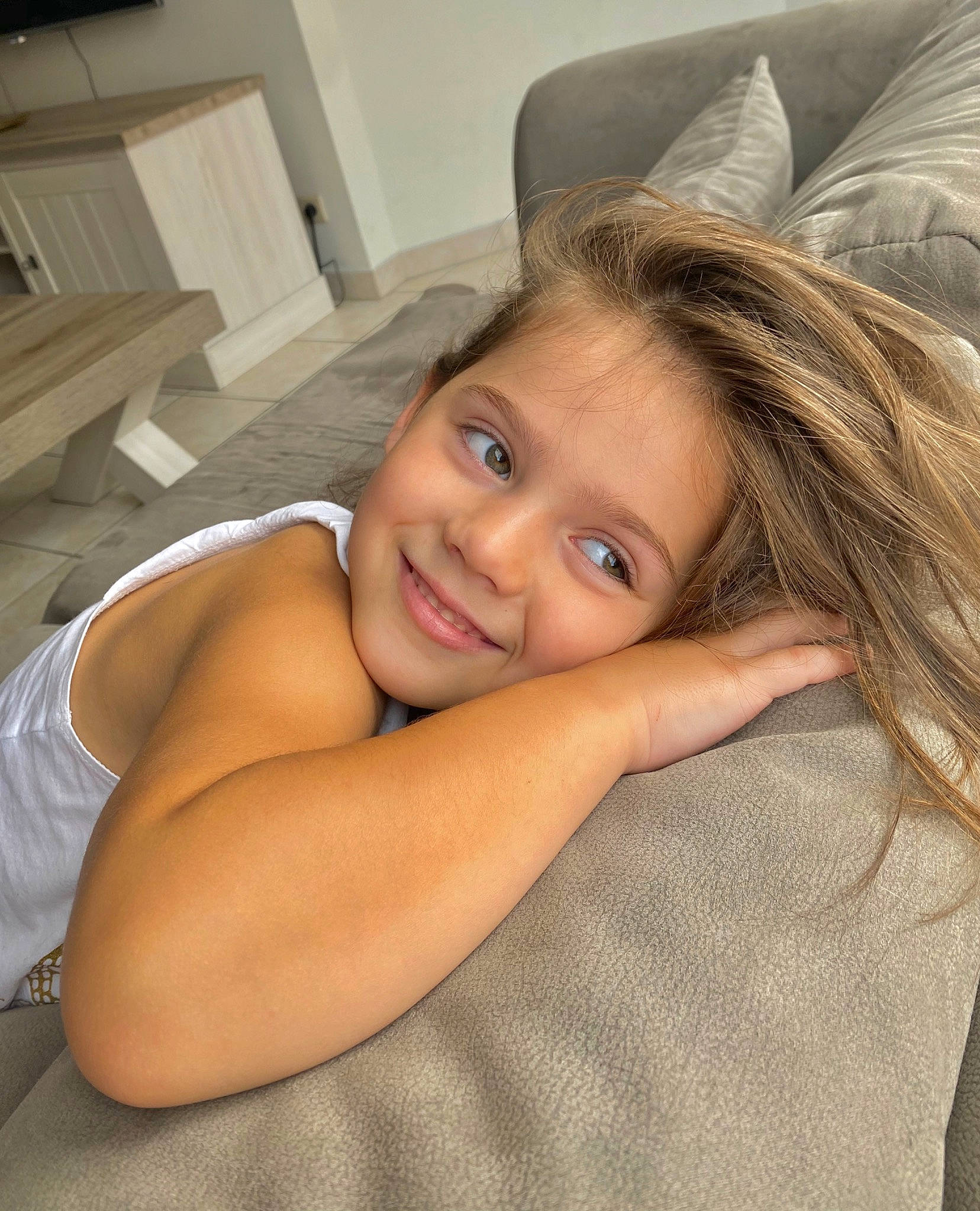 Elina participe au concours pour gagner de l'argent avec cette photo : arm, blond, child, face, hair, head, joy, long_hair, neck, nose, person, sitting, skin, smile, vacation