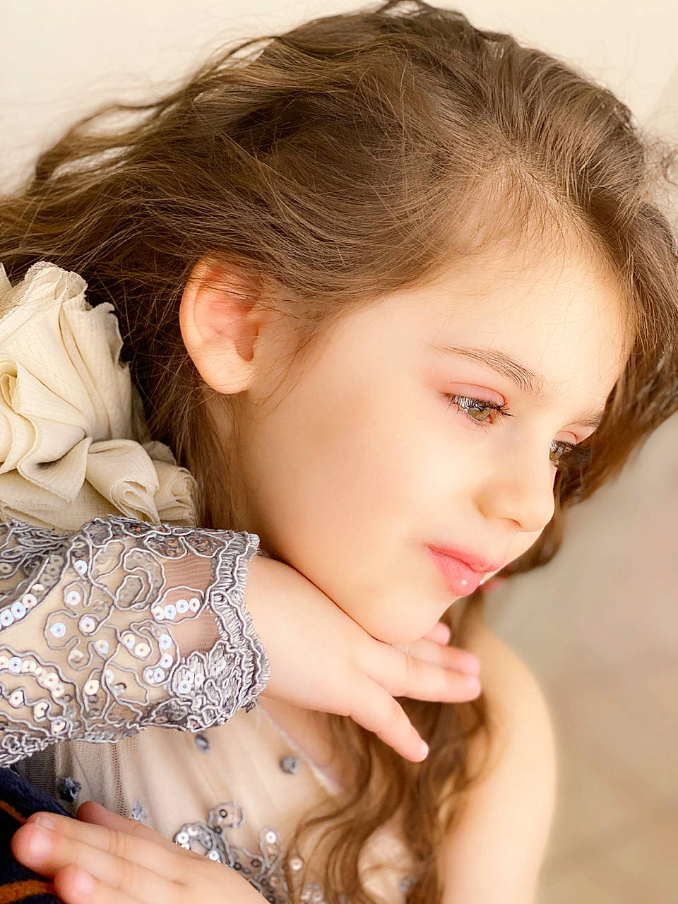 Elina participe au concours pour gagner de l'argent avec cette photo : beauty, blond, brown_hair, child, child_model, chin, dress, ear, face, fashion_accessory, forehead, hair, hair_accessory, hairstyle, headpiece, long_hair, neck, person, photo_shoot, shoulder