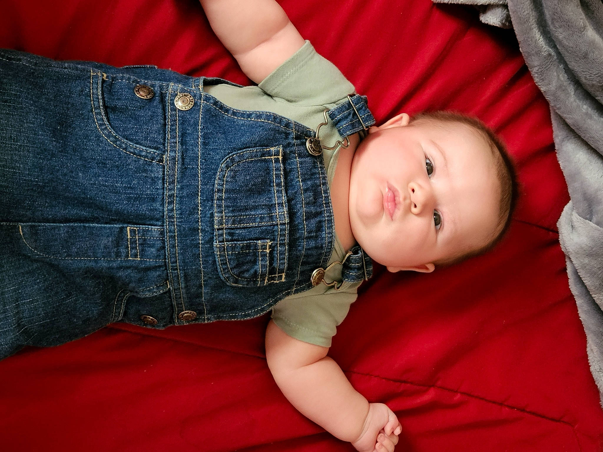 Jiraiya is registered to the contest to win money with this photo: arm, baby_toddler_clothing, comfort, couch, finger, flash_photography, glasses, hand, human_body, jeans, leg, lip, mouth, person, plant, red, skin, standing, thigh, tree