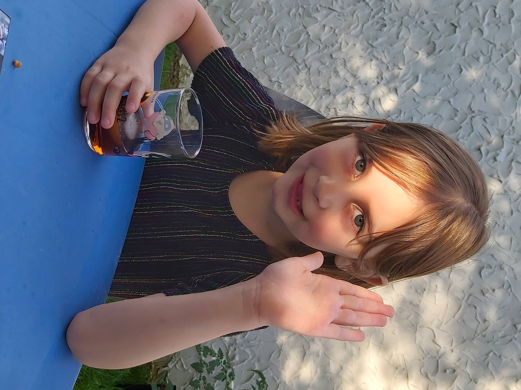 Jade a rejoint le concours — aidez-le/la à gagner de superbes lots ! arm, beauty, child, fun, hand, happy, joy, leg, long_hair, person