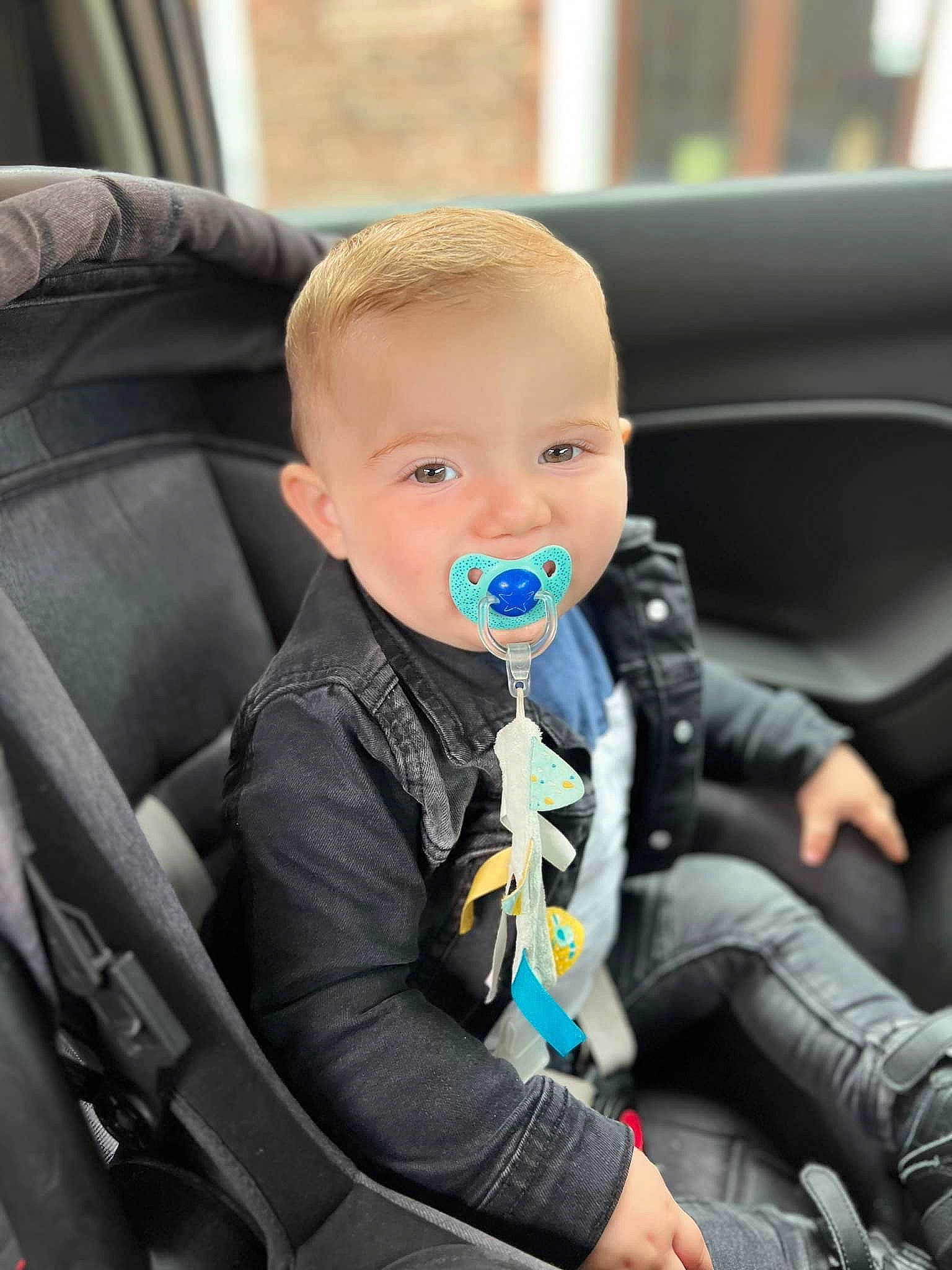 Lenzyo participe au concours pour gagner de l'argent avec cette photo : auto_part, automotive_design, automotive_wheel_system, baby, baby_products, car, car_seat, car_seat_cover, child, comfort, electric_blue, family_car, head_restraint, luxury_vehicle, motor_vehicle, person, sitting, steering_part, steering_wheel, toddler