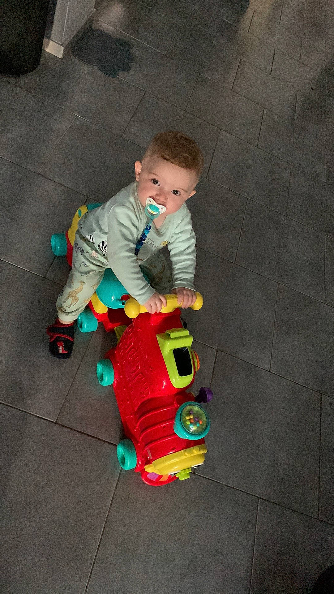 Lenzyo a rejoint le concours — aidez-le/la à gagner de superbes lots ! asphalt, baby, baby_products, baby_toddler_clothing, child, concrete, floor, flooring, fun, leg, person, play, recreation, riding_toy, road_surface, sitting, tire, toddler, toy, toy_vehicle
